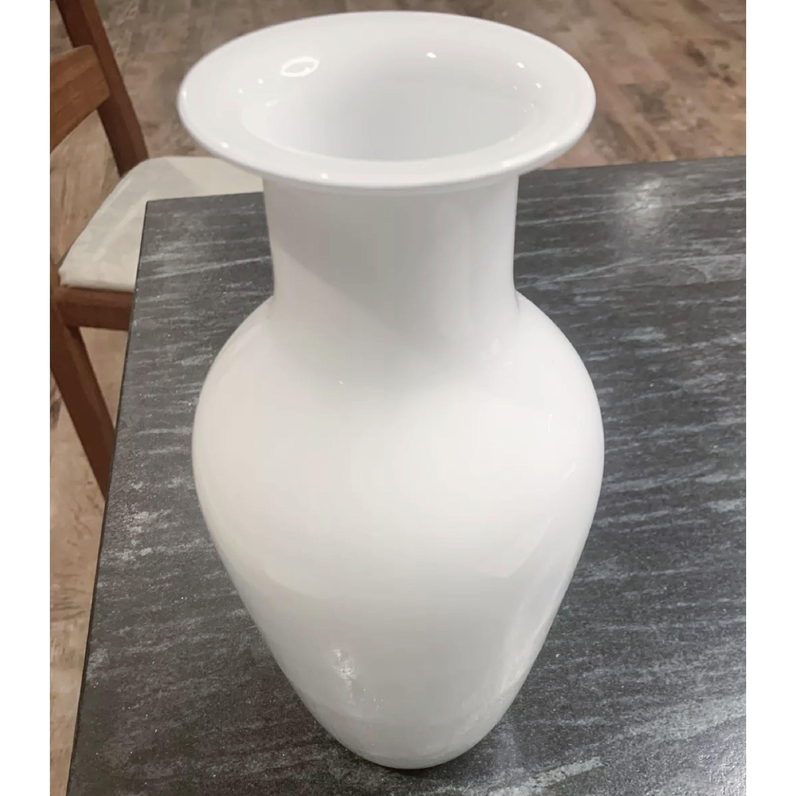 Barovier y Toso Jarrón de cristal artístico blanco nieve de Murano de mediados de siglo, Firmado, Años 50 Moderno de mediados de siglo