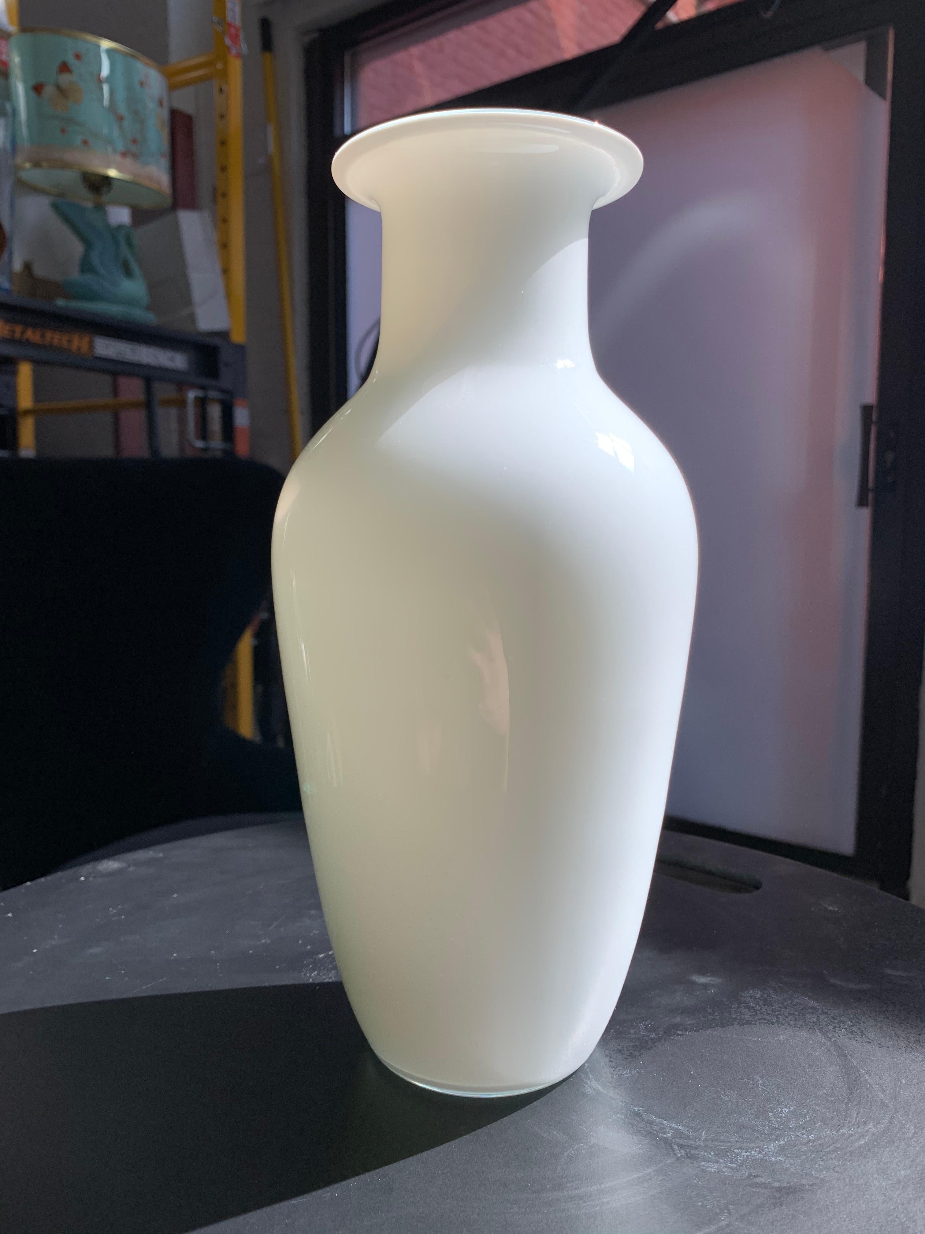 Barovier y Toso Jarrón de cristal artístico blanco nieve de Murano de mediados de siglo, Firmado, Años 50 Vidrio artístico