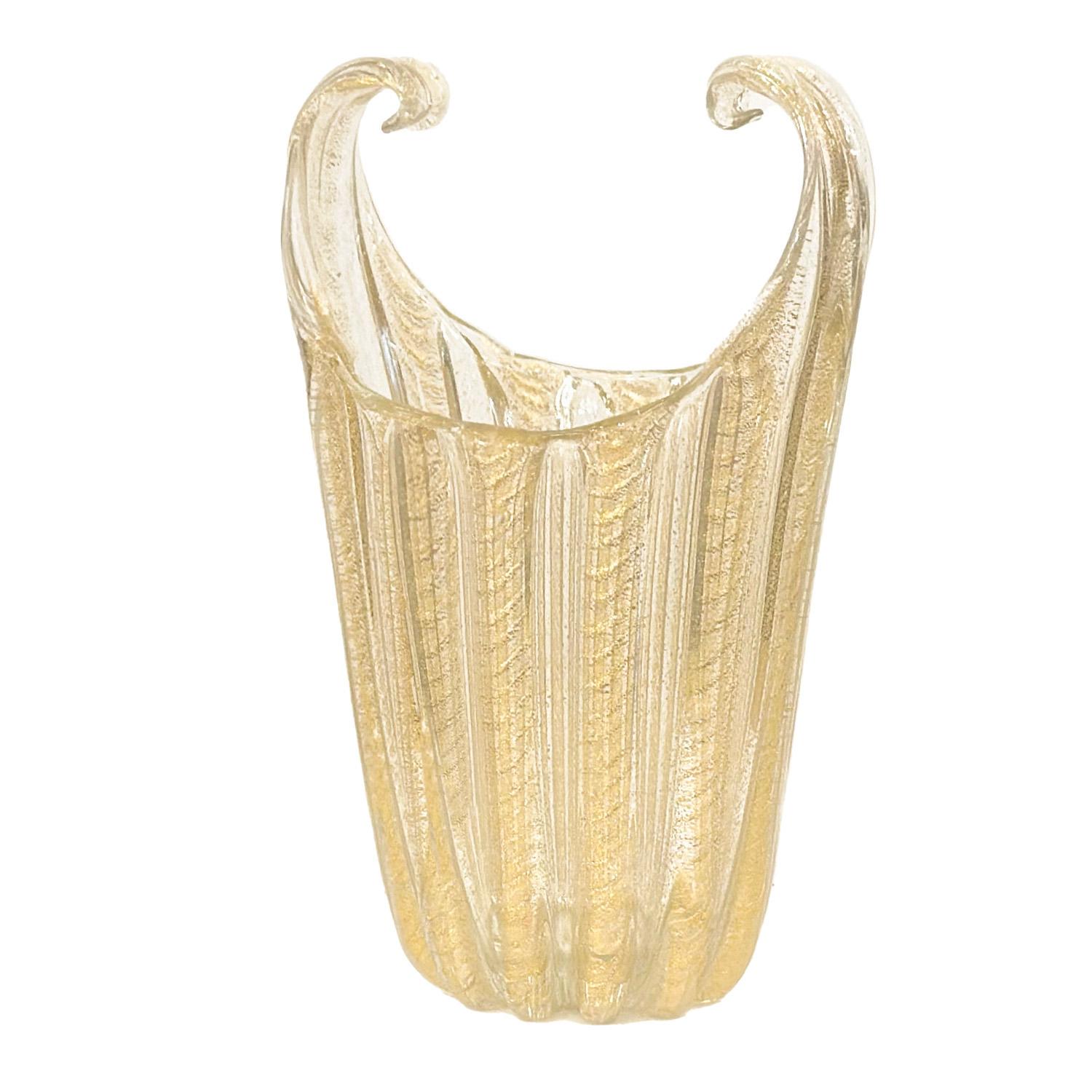 Die renommierte Murano-Glasmanufaktur Barovier & Toso fertigt seit 1295 atemberaubende Glasstücke, und diese Vase ist ein wunderbares Beispiel für die Kompetenz der angesehenen Glasmanufaktur. Mit ihren hoch aufgerichteten, geschwungenen Seiten
