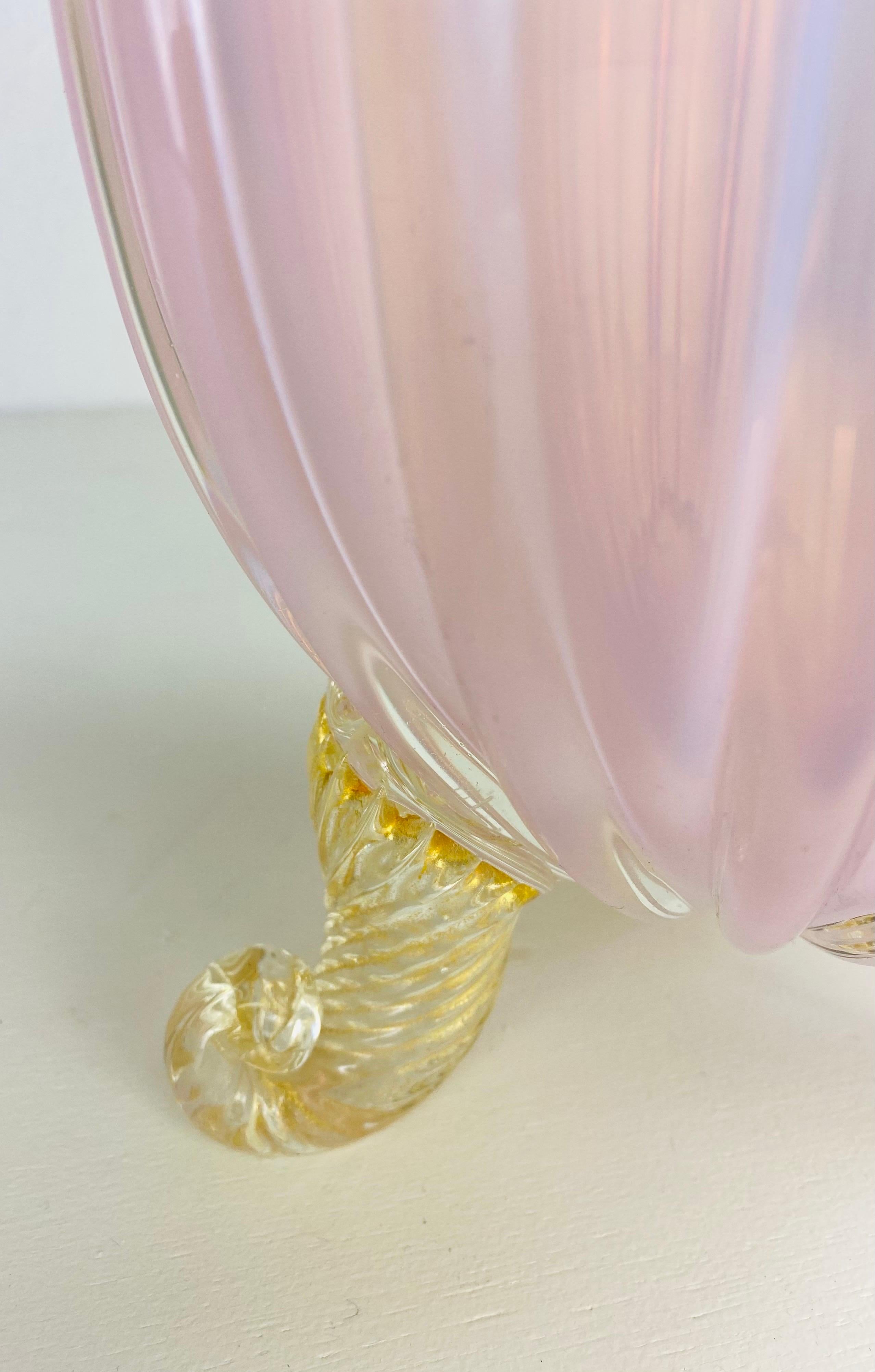 Il s'agit d'un vase de Murano soufflé à la main de la fin du 20e siècle par Barovier&Toso. Ce grand vase a un verre strié rose lourd au sommet et repose sur trois pieds tourbillonnants avec une flexion en or 22 carats à l'intérieur.