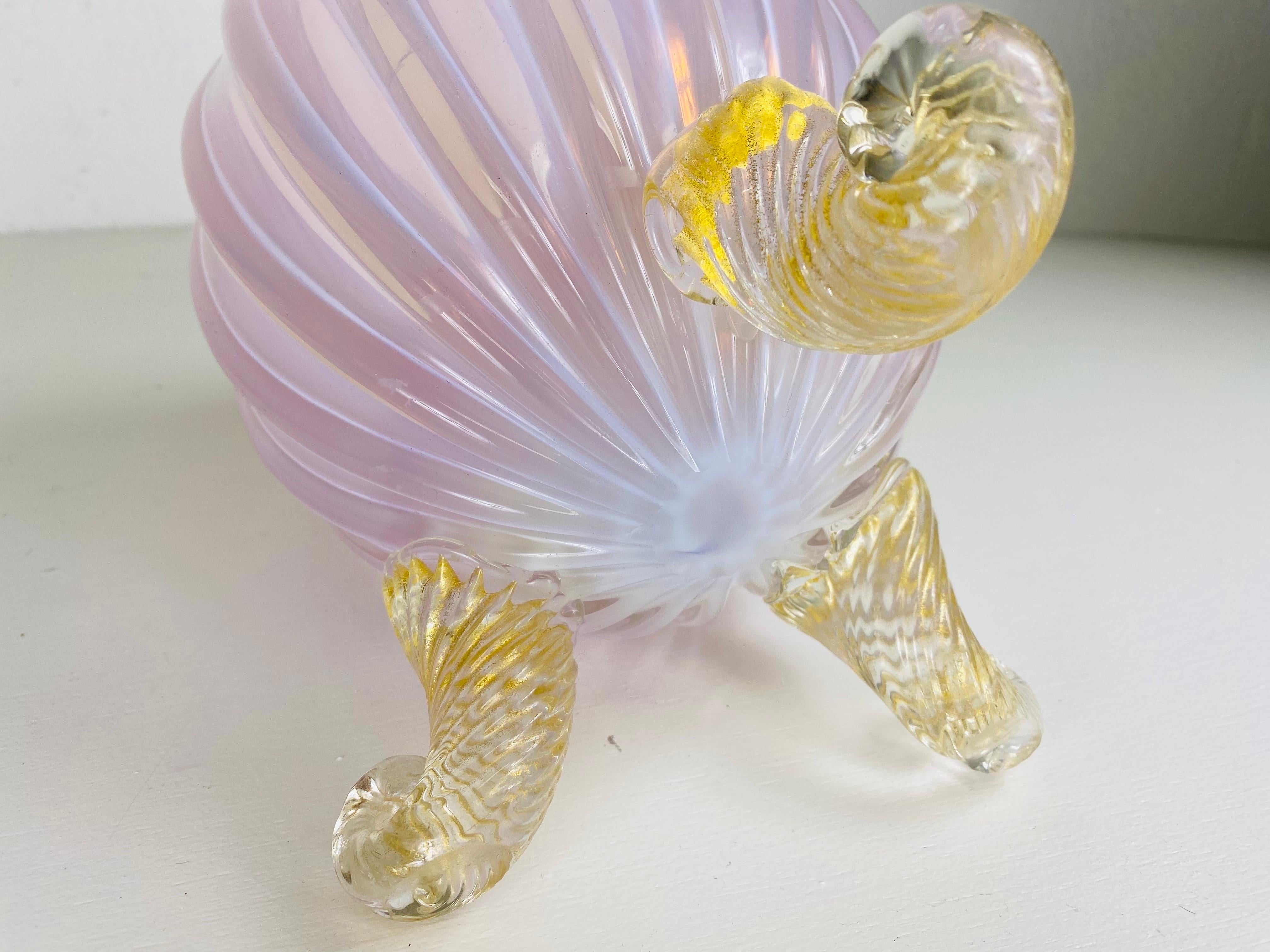Hollywood Regency Barovier&Toso vase à pied rose et or soufflé à la main à Murano en vente