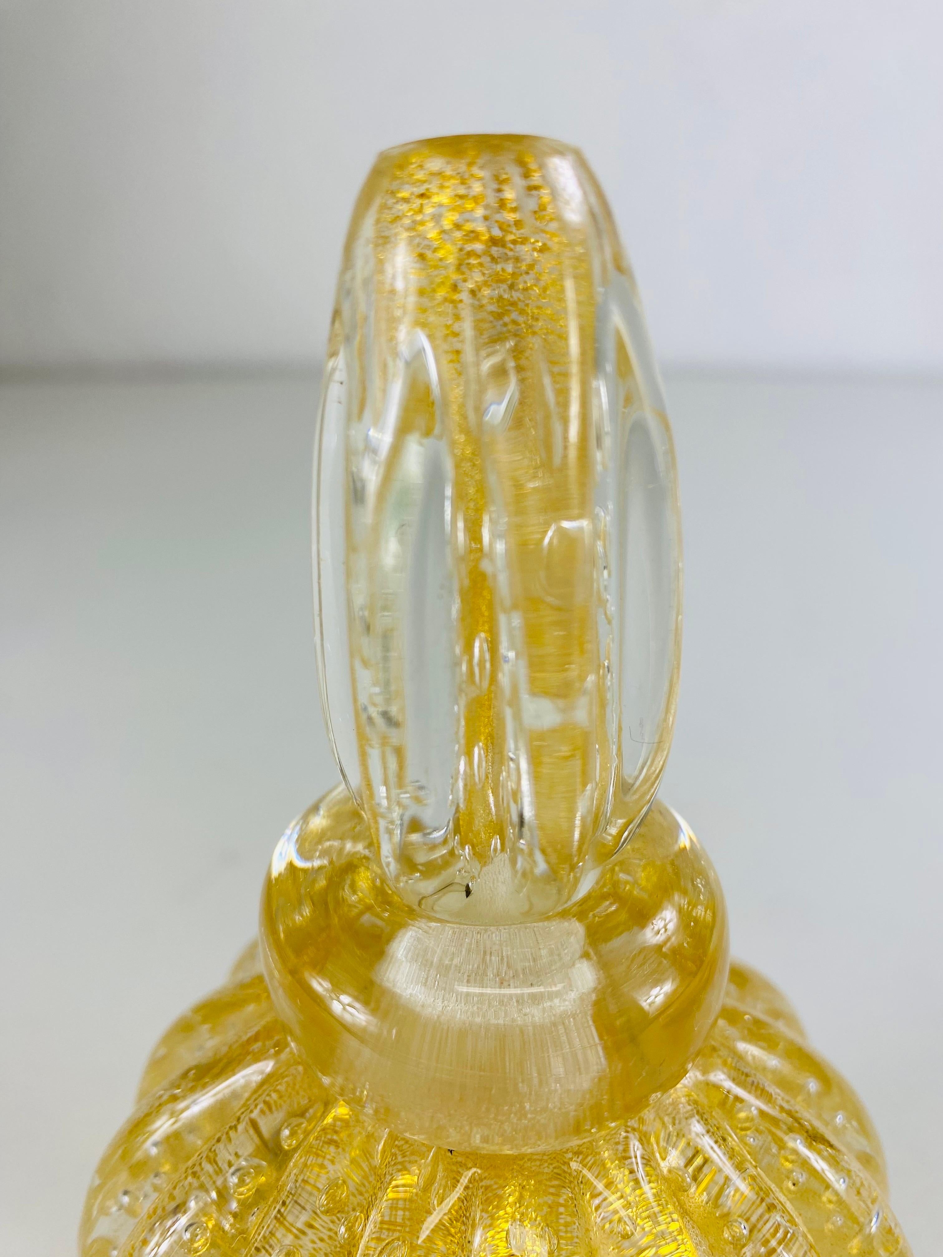 Milieu du XXe siècle Barovier and Toso, bouteille de parfum en verre de Murano soufflé à la main avec bouchon en vente