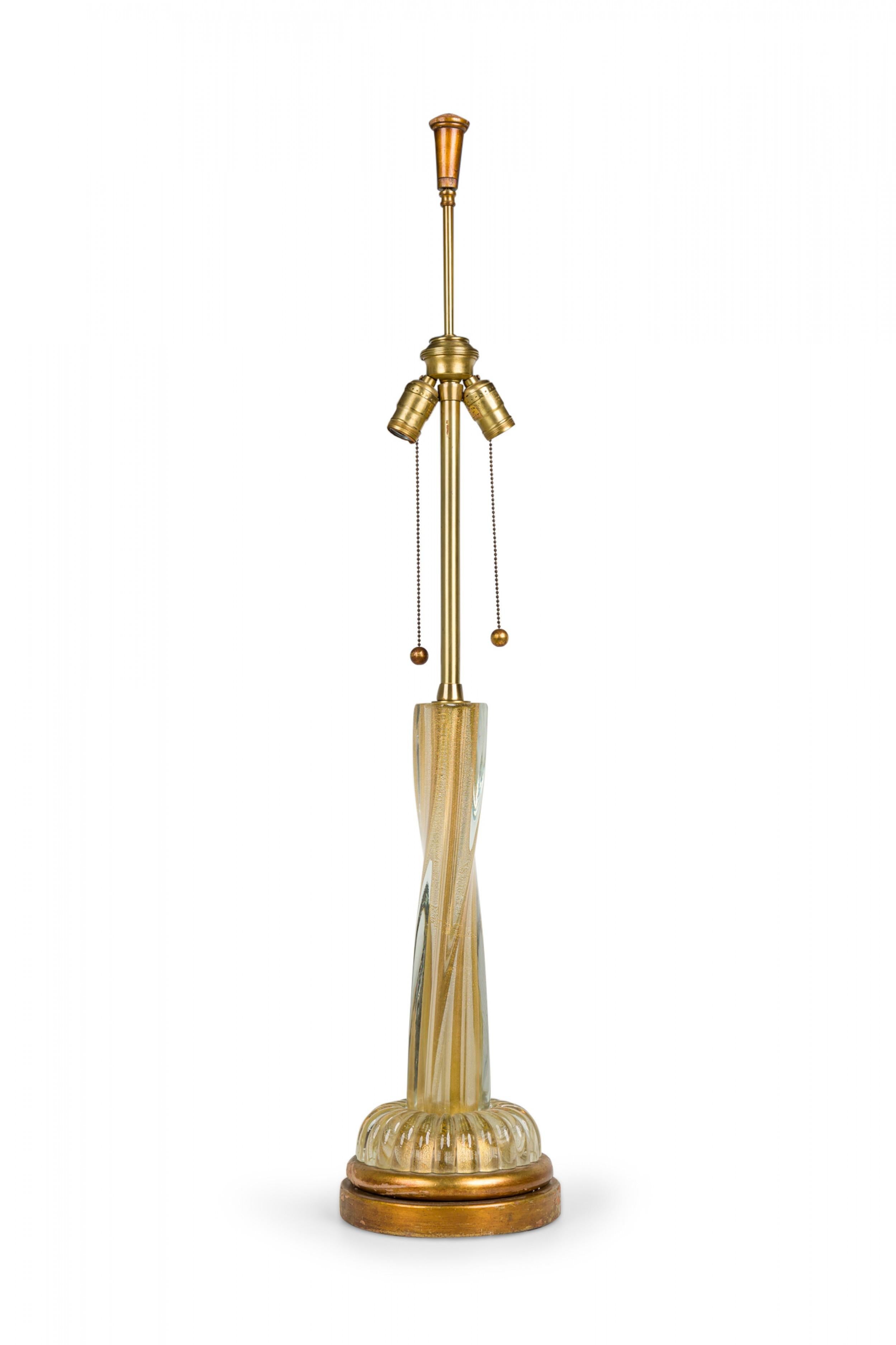 20ième siècle Barovier and Toso lampe de bureau italienne à colonne torsadée en verre sur base en bois doré en vente