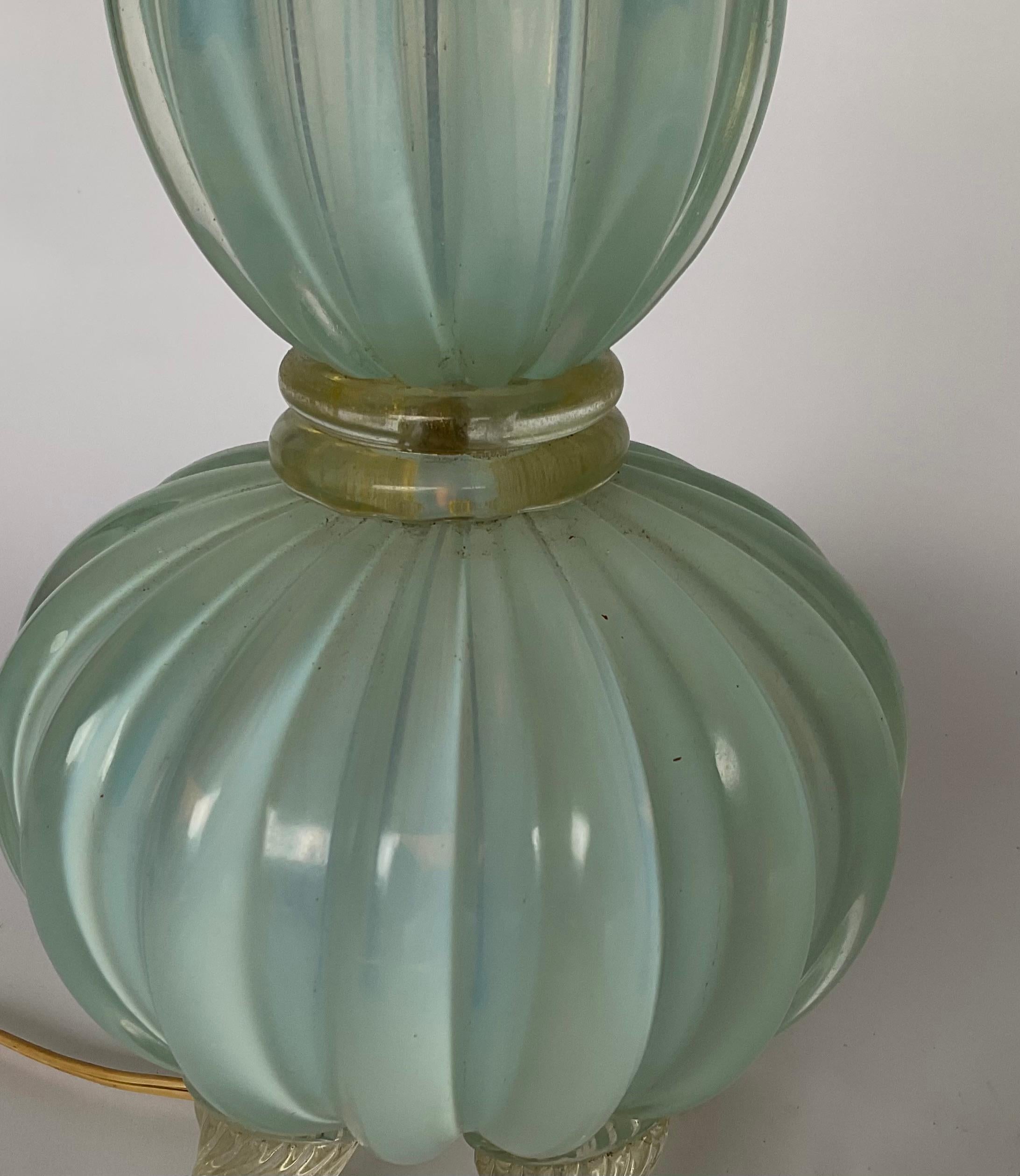 Barovier und Toso Große Lampe aus Murano-Kunstglas Opaleszierend mit mundgeblasenen, goldfarbenen Füßen. Schöne Lampe. Das Glas allein ist 22 1/4 Zoll hoch. 