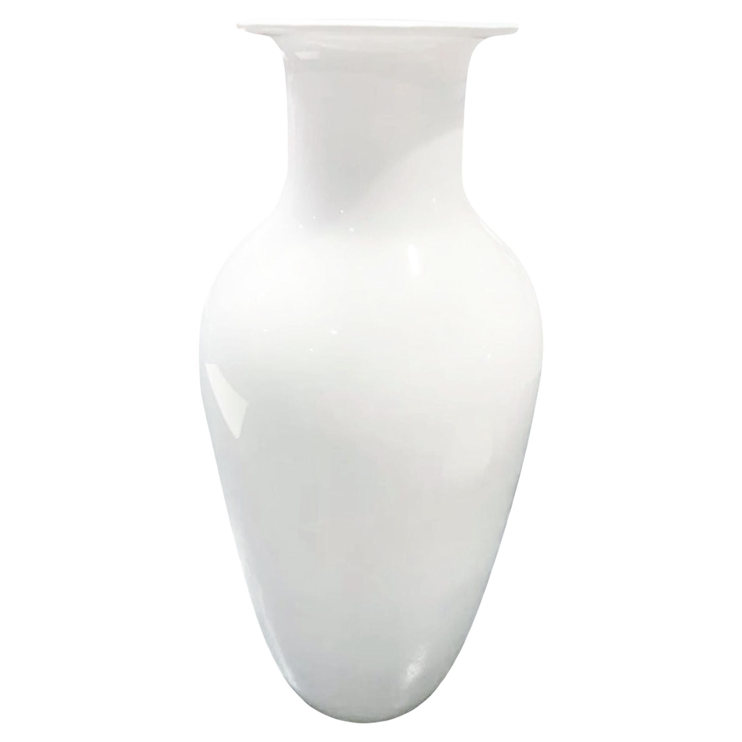 Vase en verre d'art de Murano blanc neige du milieu du siècle dernier, signé Barovier and Toso, années 1950