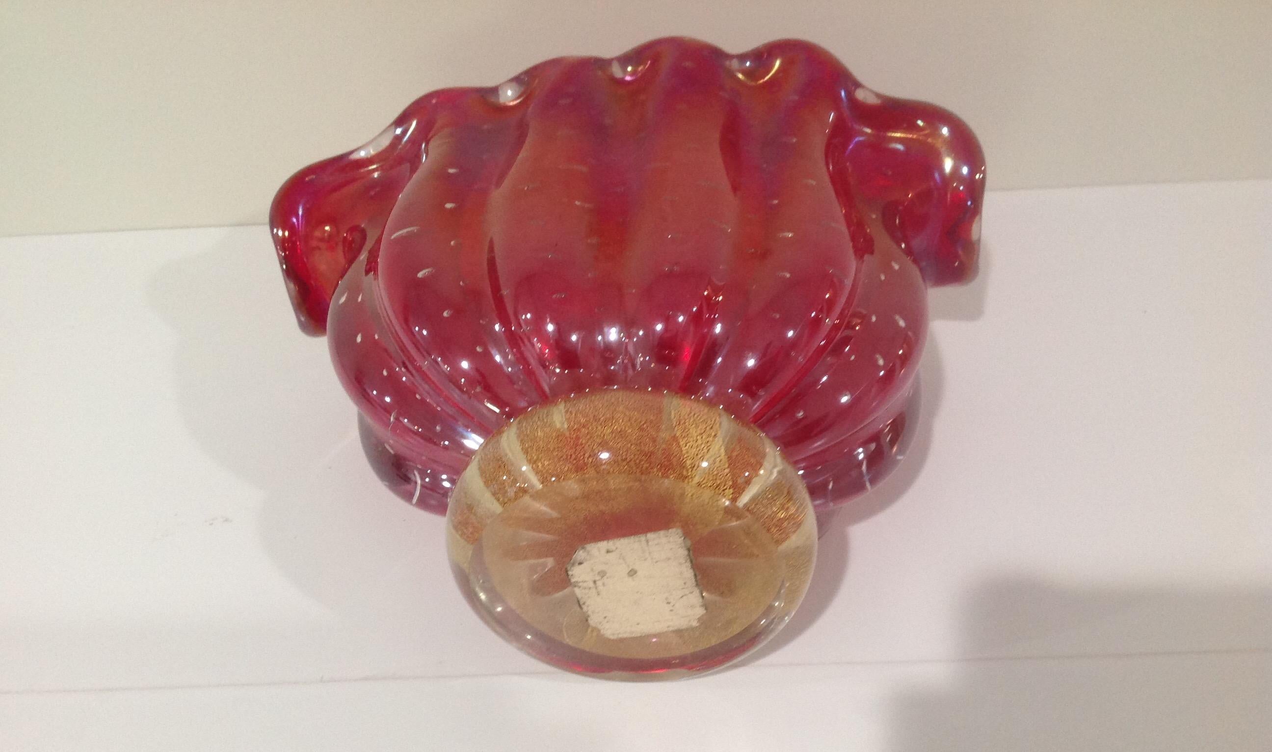 Barovier and Toso Murano Brilliant Red and Gold Irridescent Footed Glass Vase In Good Condition For Sale In Keego Harbor, MI