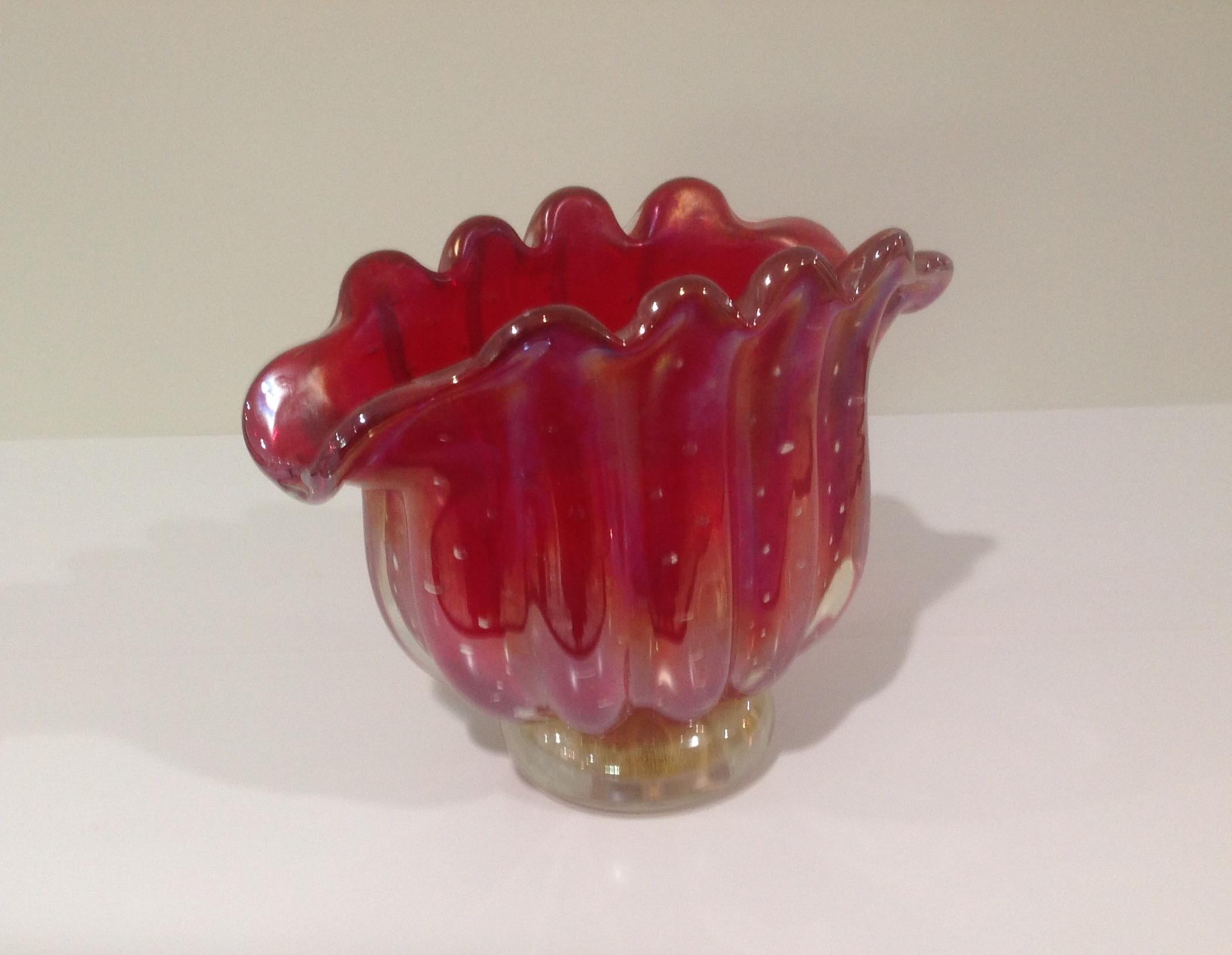 Mid-20th Century Barovier and Toso Murano Brilliant Red and Gold Irridescent Footed Glass Vase For Sale