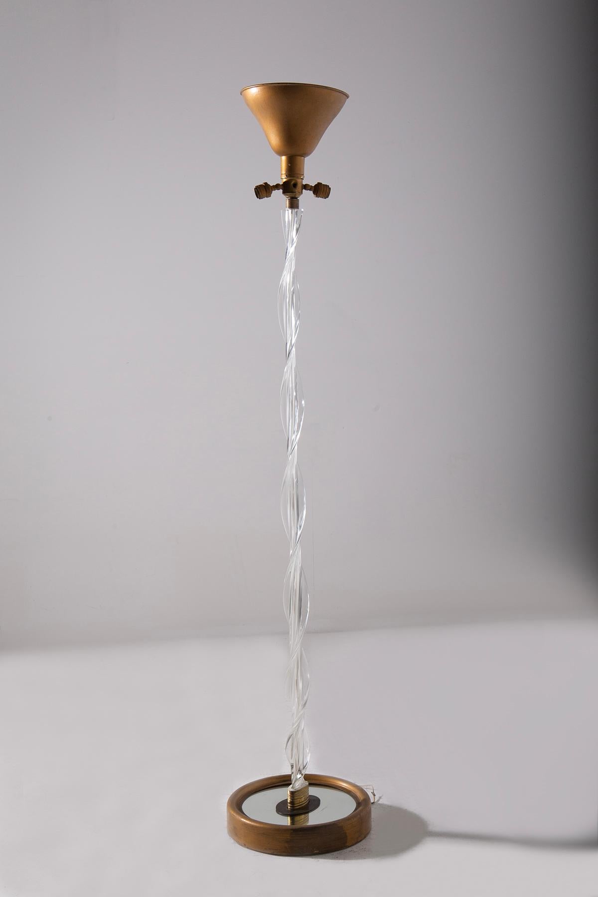 This elegant floor lamp, made by the prestigious Barovier manufactory for Toso in the 1950s, is a masterpiece of Italian design that embodies style and sophistication. Its distinguishing feature is the refined white Murano glass torchon, masterfully