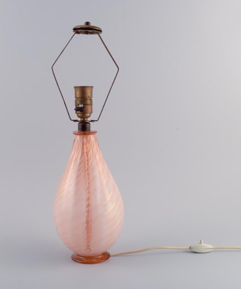 Barovier and Toso, Murano. Large table lamp in pink hand-blown art glass. 
Classic Italian design.
1960s.
In excellent condition.
Dimensions: Total height 51.0 x D 14.0 cm.