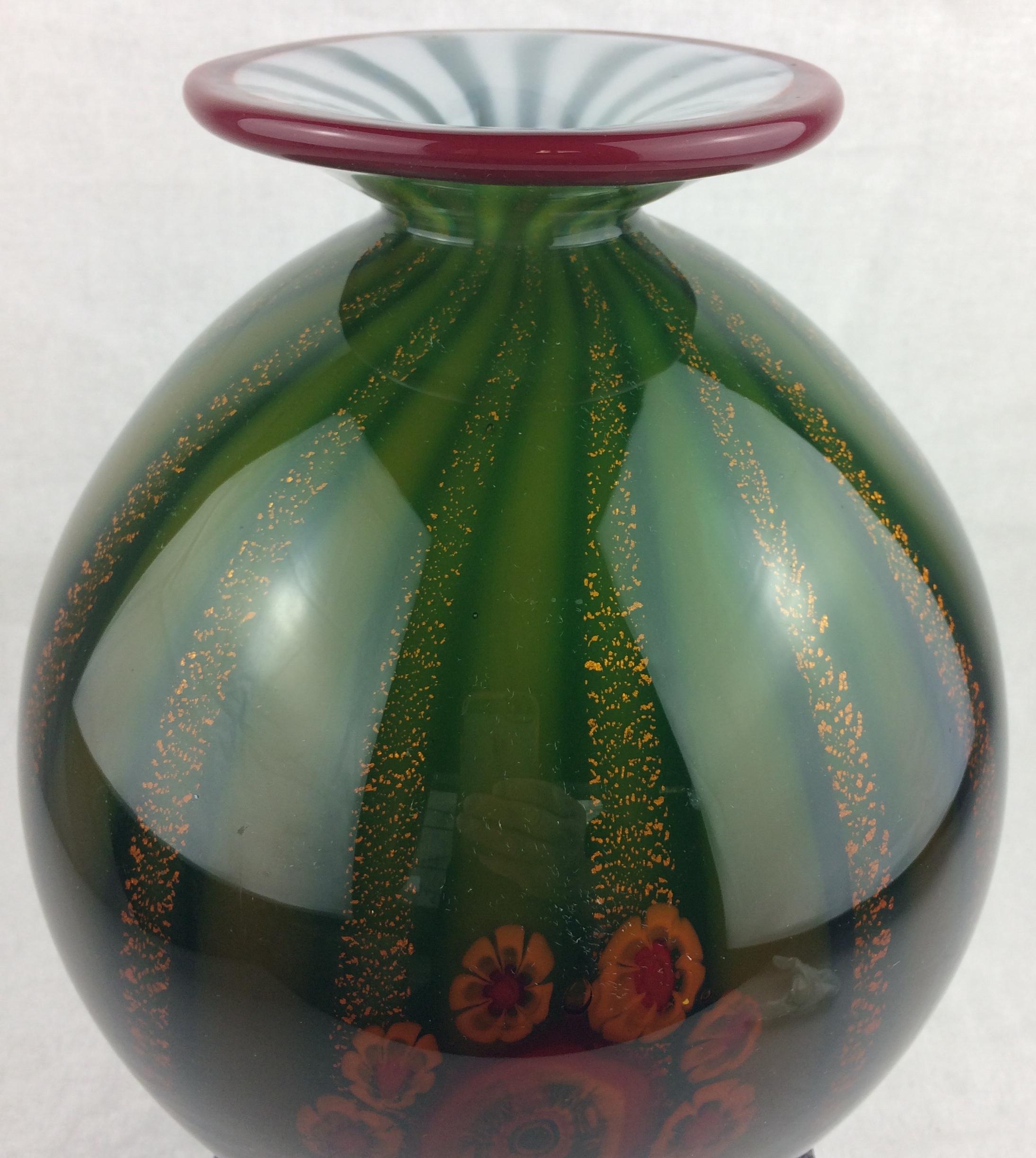 Superbe vase en verre d'art multicolore de Murano avec des mouchetures d'aventurine. Soufflé à la main et reposant sur une base en marbre. Le bord de la pièce est merveilleusement détaillé, avec un décor de volutes et, au centre, une magnifique