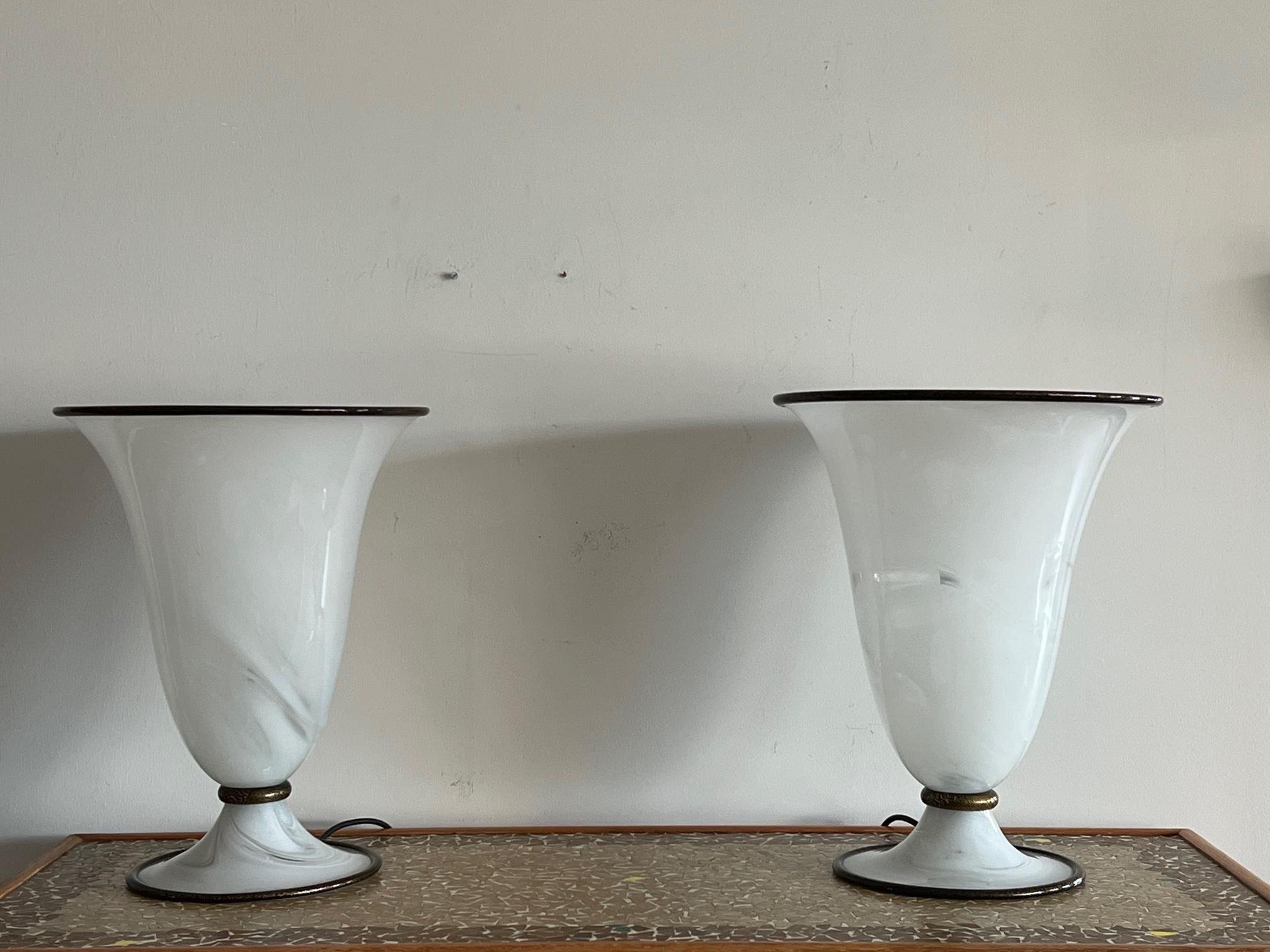 Ein Set aus zwei eleganten Steh-/Tischlampen von Barovier& Toso. Schön gemacht Kunstglas mit Strudeln und trimmen mit Goldflecken.