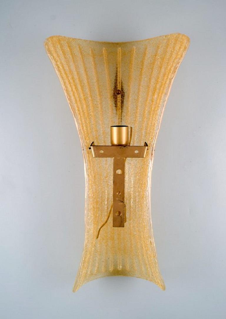 Barovier and Toso, Venice, a Pair of Giant Wall Lamps in Fluted Art Glass For Sale 1
