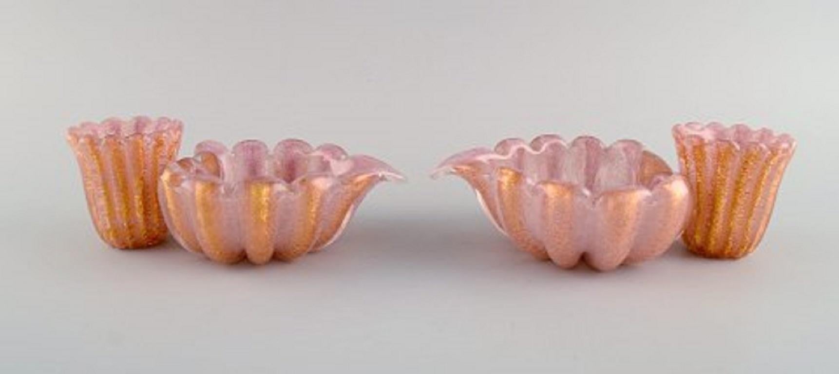 Barovier e Toso, Venezia. Coppia di ciotole dalla forma organica in vetro artistico soffiato a bocca rosa.
Design italiano, anni '60.
Misure: 21 x 7 cm
In ottime condizioni.