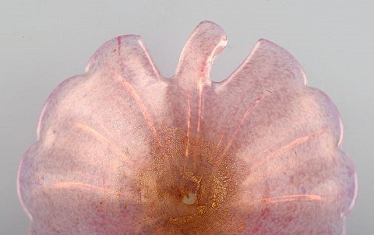 Barovier and Toso, Venice. Large leaf-shaped bowl in pink mouth-blown art glass.
Italian design, 1960s.
Measures: 25 x 7 cm
In excellent condition.