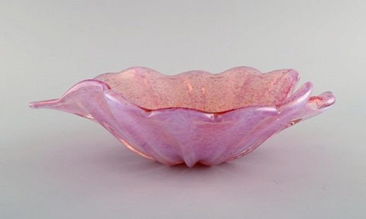Italian Barovier and Toso, Venice, Large Leaf-Shaped Bowl in Pink Mouth-Blown Art Glass For Sale