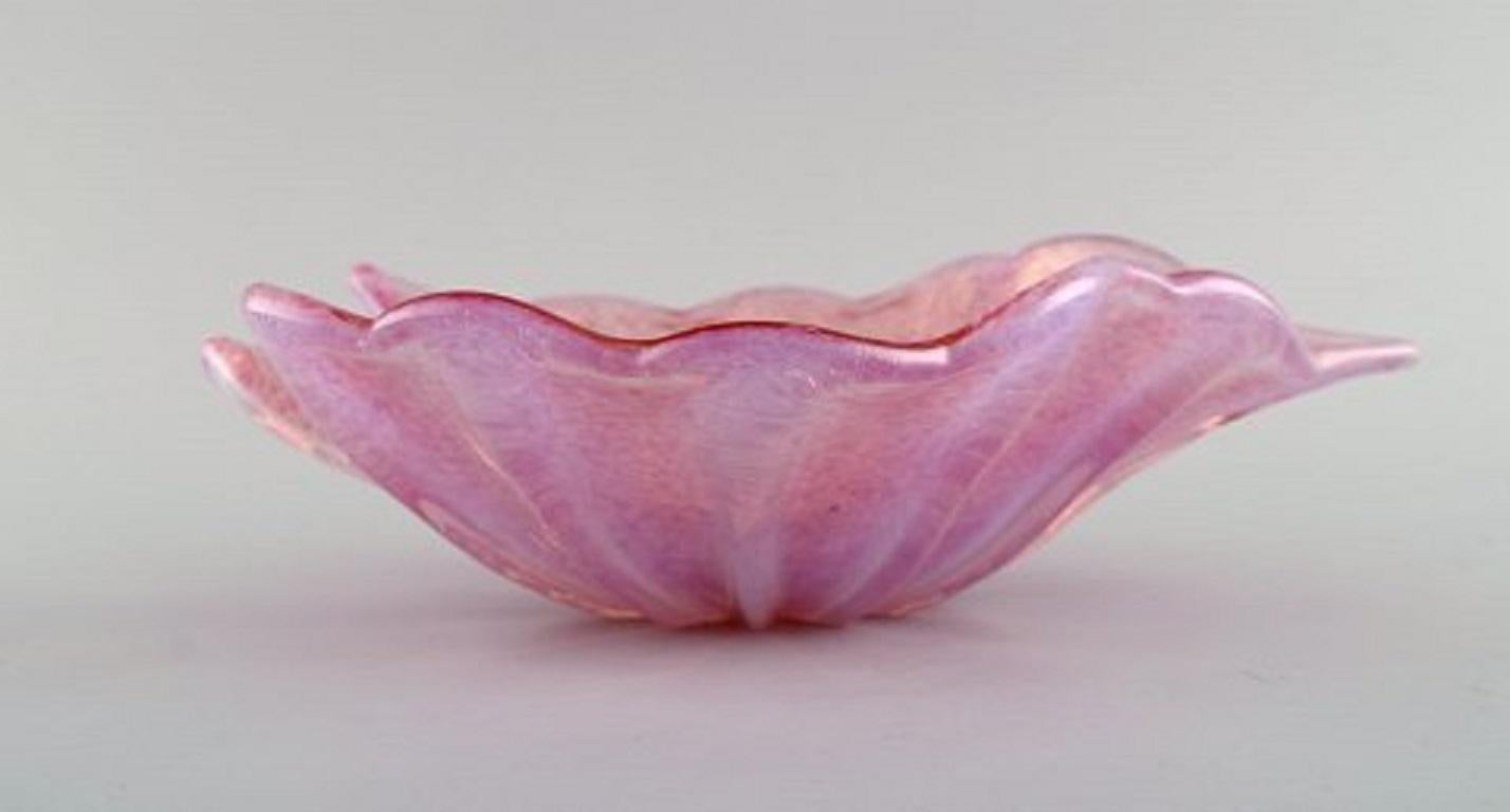 Barovier und Toso, Venedig, große blattförmige Schale aus rosa mundgeblasenem Kunstglas (Mitte des 20. Jahrhunderts) im Angebot