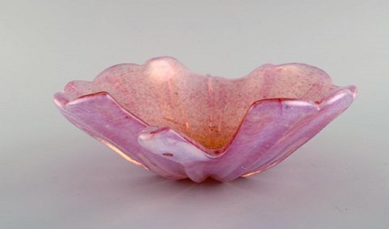 Mid-20th Century Barovier and Toso, Venice, Large Leaf-Shaped Bowl in Pink Mouth-Blown Art Glass For Sale