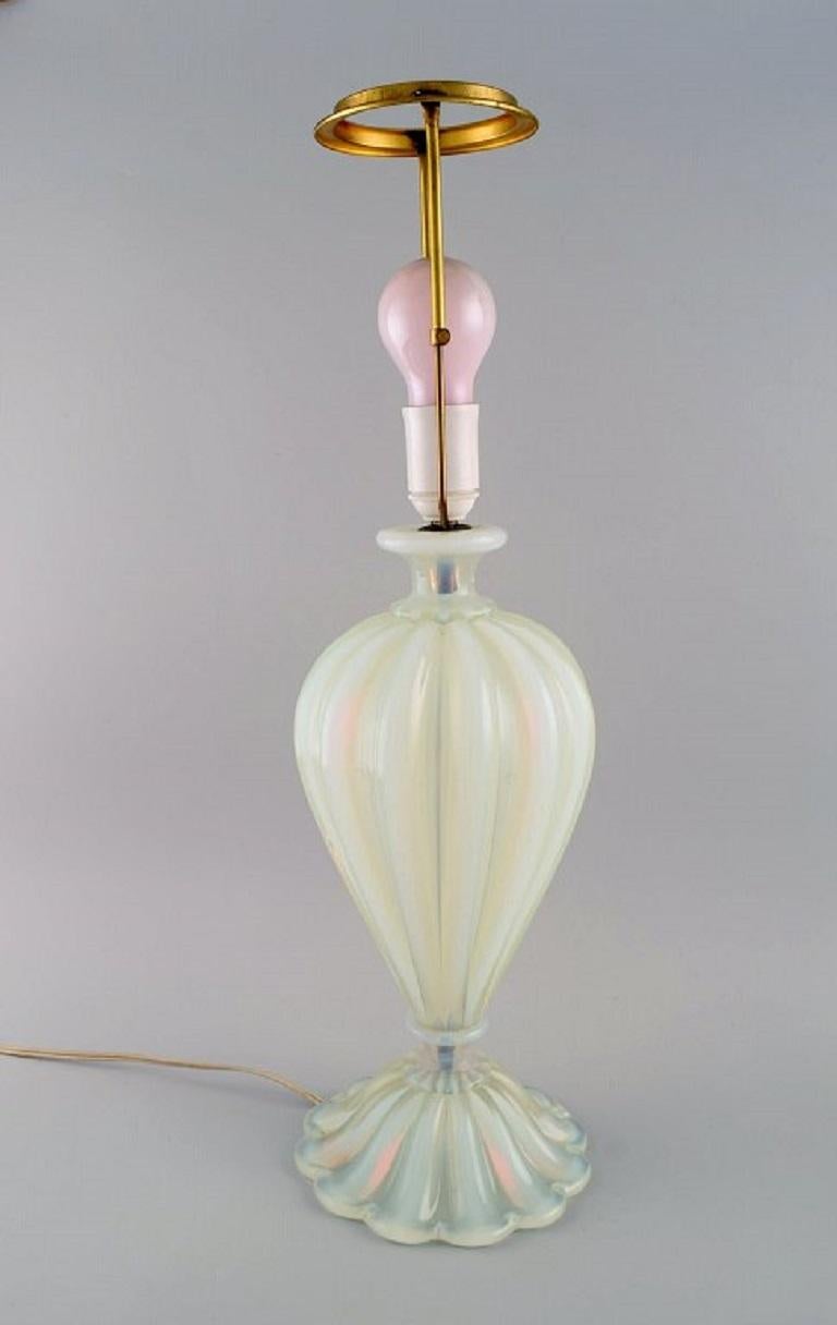 Barovier and Toso, Venice. Large table lamp in mouth-blown art glass. 
Classic Italian design. 1960s.
Measures: 37 x 18 cm (ex socket).
In excellent condition.
Sticker.