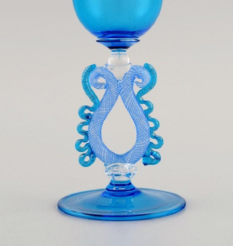 Barovier et Toso, Venise. 
Verre à vin rare en verre d'art bleu clair soufflé à la bouche. 
Design/One, milieu du XXe siècle.
Mesures : 15 x 6,5 cm
En parfait état.