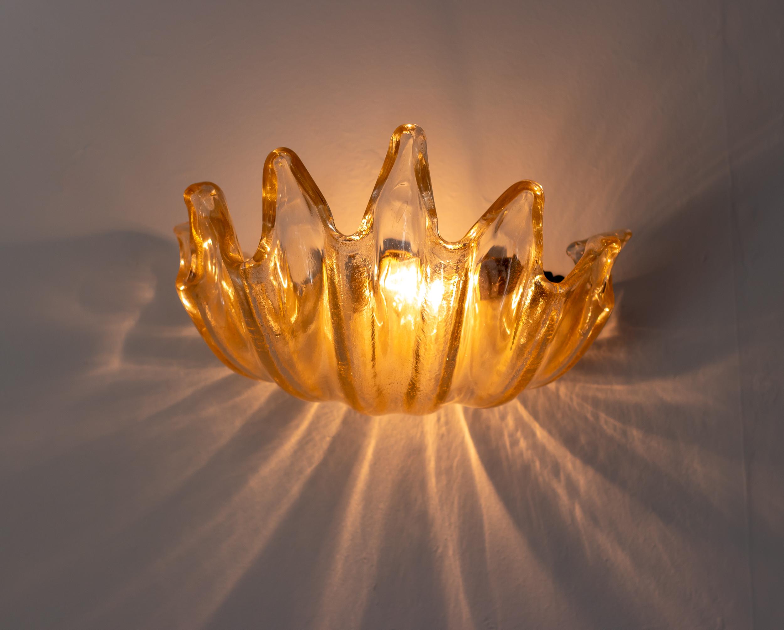 Eleva i tuoi interni con la squisita arte della lavorazione del vetro di Murano grazie a questa splendida applique a conchiglia di Barovier&Toso. Barovier&Toso, una delle più antiche e prestigiose vetrerie del mondo, è sinonimo di artigianato