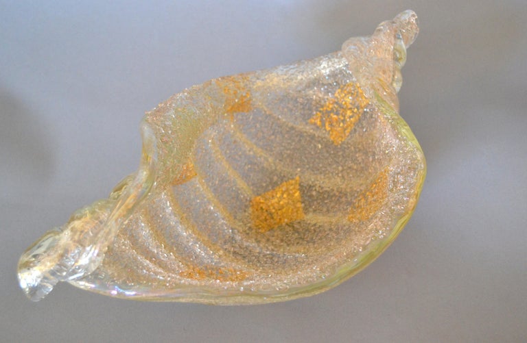 Barovier e Toso large blown clear and gold Murano glass clam-shell shaped lobed bowl.
The inside of the Murano glass shell is filled with gold thread.
Signed underneath.
Great as a centerpiece for your holiday gathering.