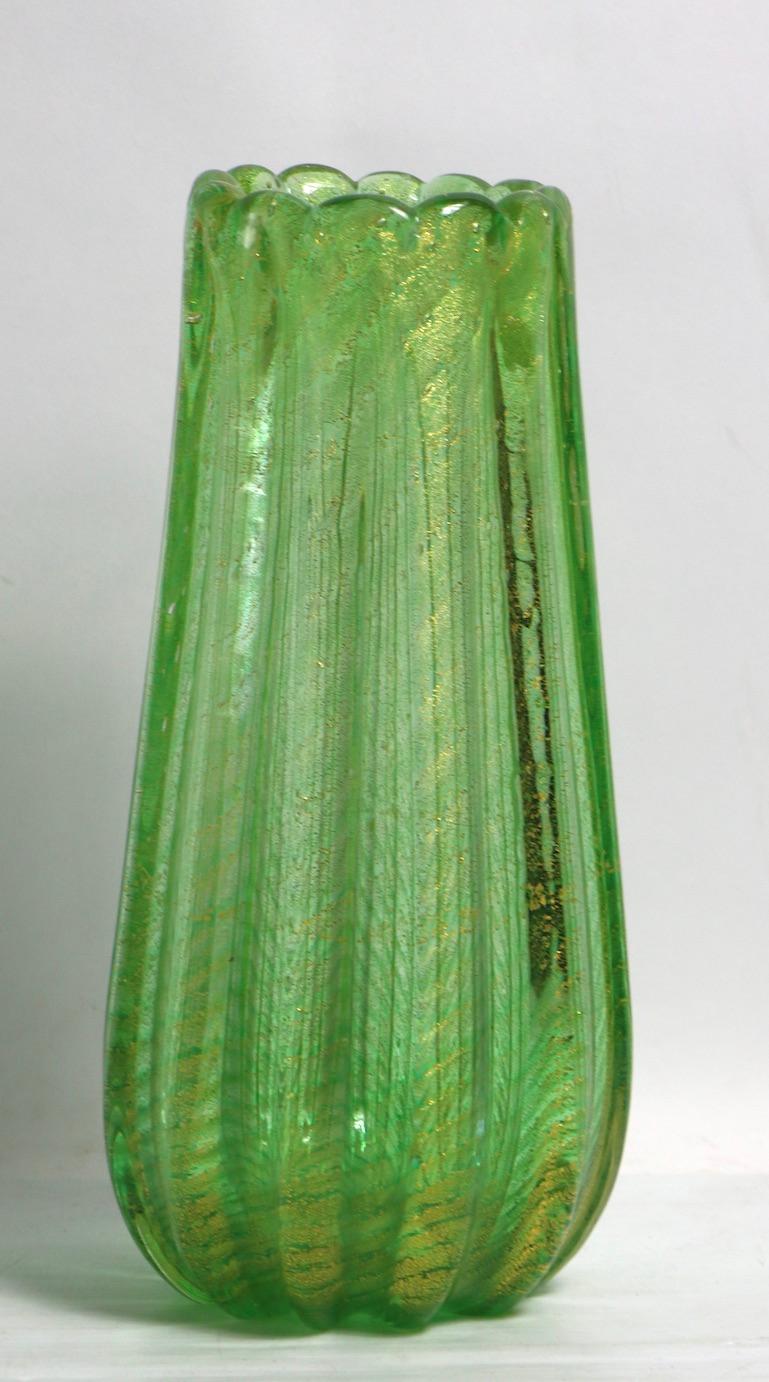 Squisito vaso in vetro artistico di Ercole Barovier per Barovier e Toso, Italia 1940. Questo esemplare è in eccellenti condizioni originali, senza danni, difetti o usura estetica. Tecnica classica del Cordonato D'Oro, anni '40 circa, non firmato.