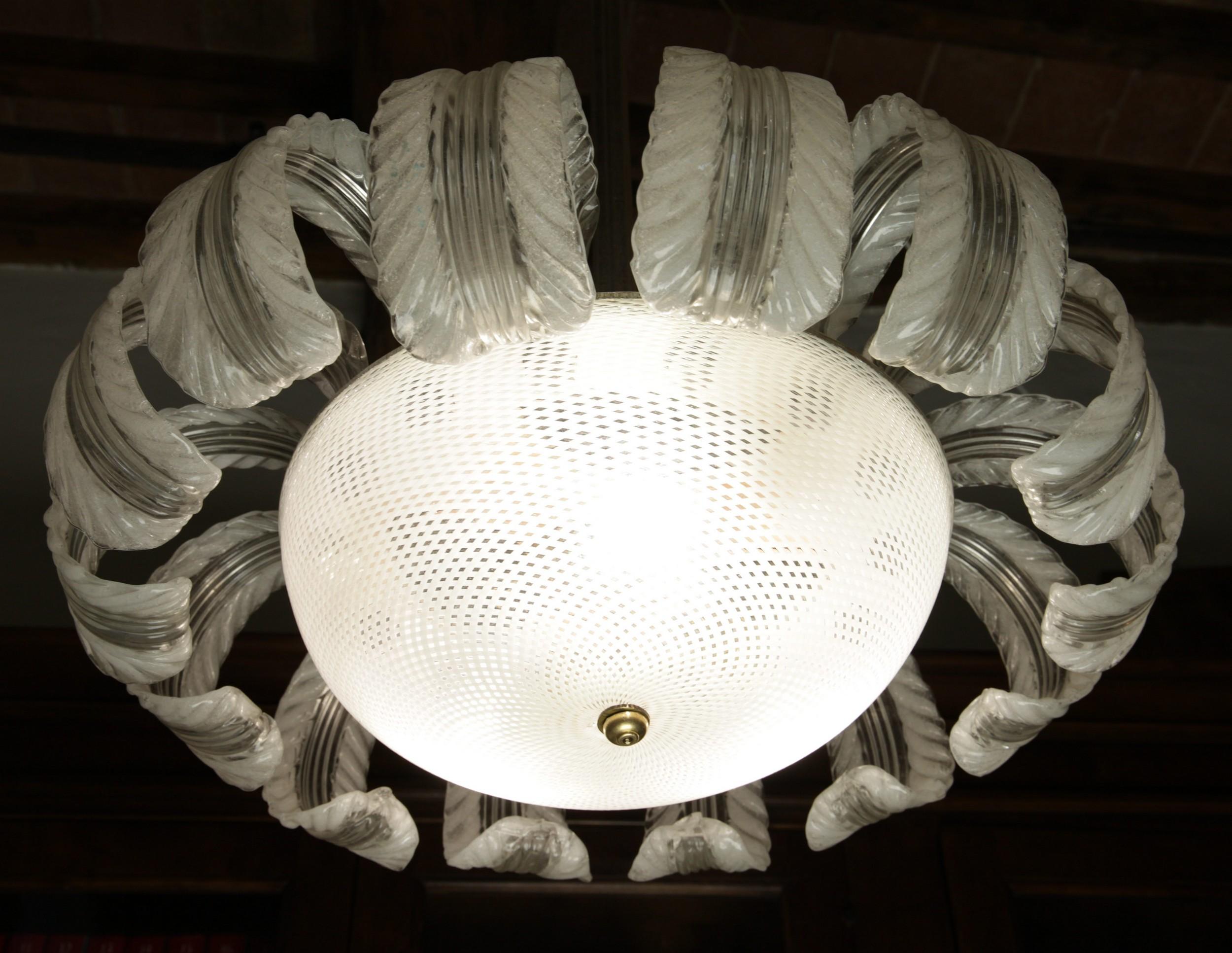 Sculptural chandelier with a unique combination of reticello and Pulegoso finis.
The reticello bowl what indicates the decade. It's made by overlapping two filigree bowls spiralizer in opposite directions. Before Carlo Scarpa and Dino Martens works
