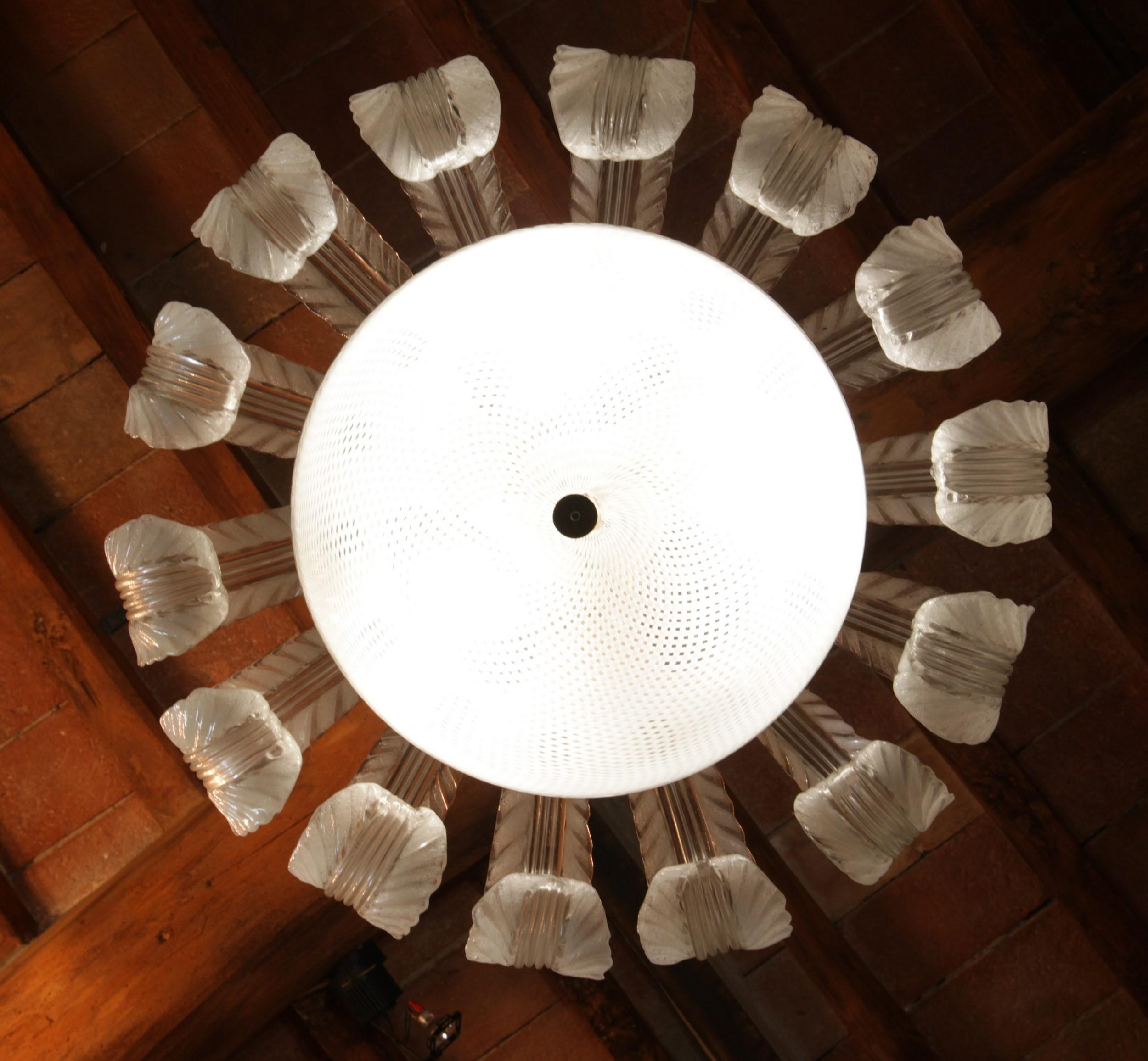 Mid-Century moderno Barovier et Toso Attribuito, Ciotola Reticello a 14 Foglie Pulegoso, anni '40, Murano in vendita