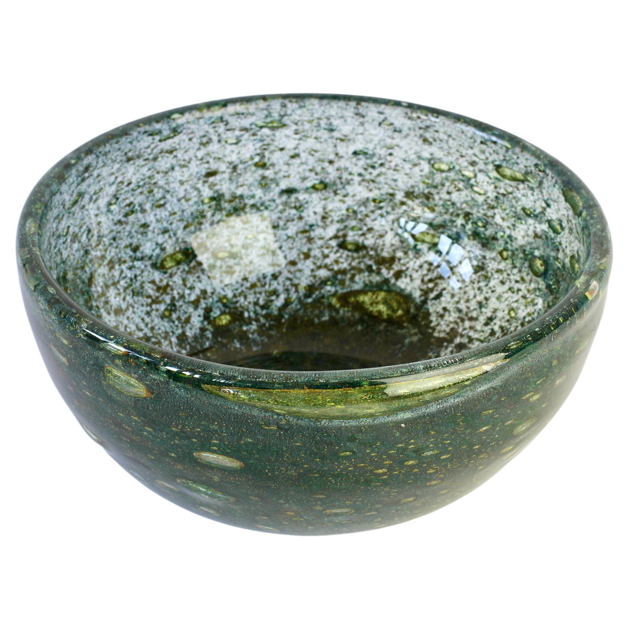 Un pezzo assolutamente straordinario di vetro di Murano della metà del secolo scorso di Barovier e Toso, circa 1965-1970. Questa ciotola o piatto fa parte della linea 