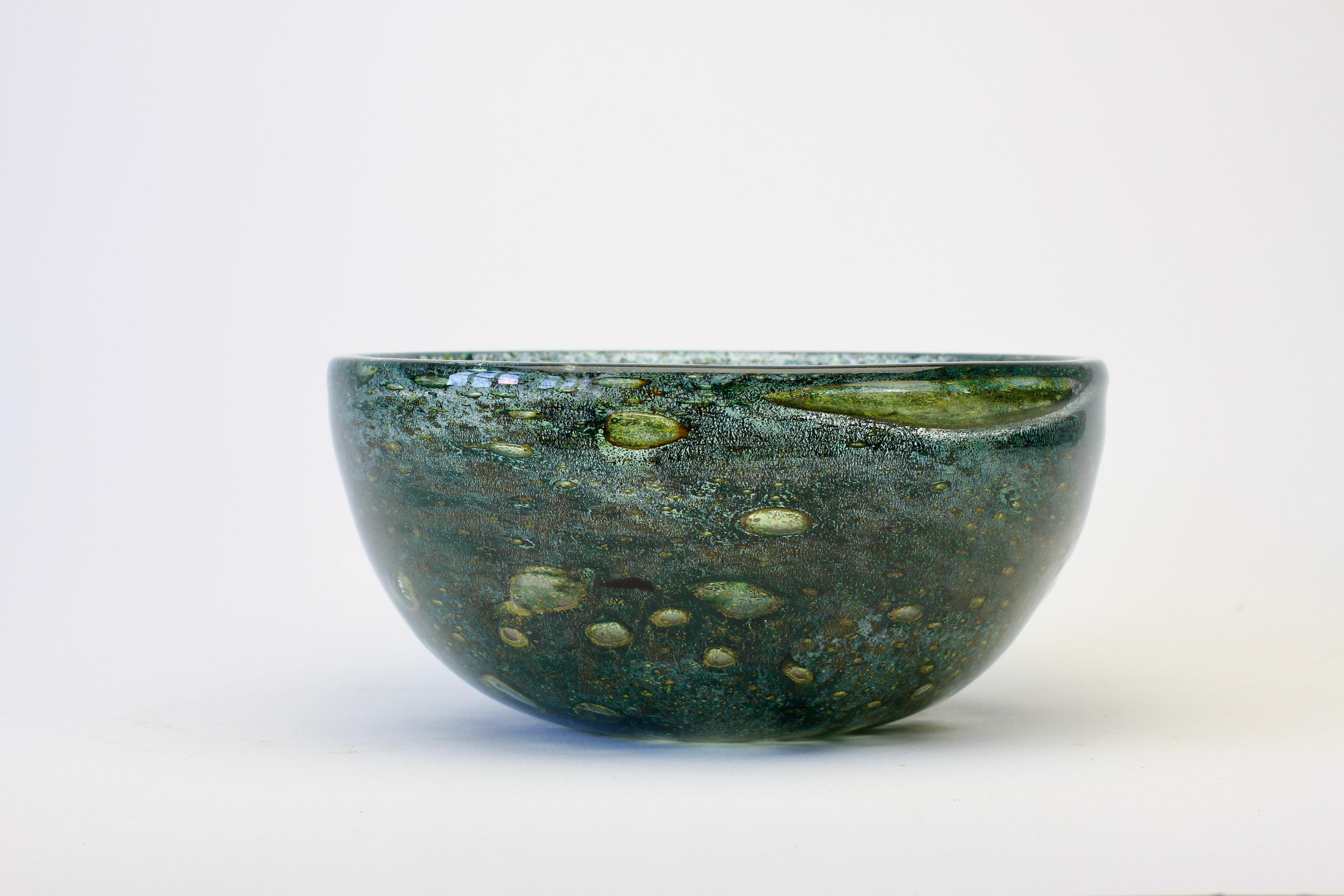 Mid-Century moderno Barovier e Toso Ciotola in vetro di Murano 'Efeso' verde e oro di metà secolo, anni '60 in vendita