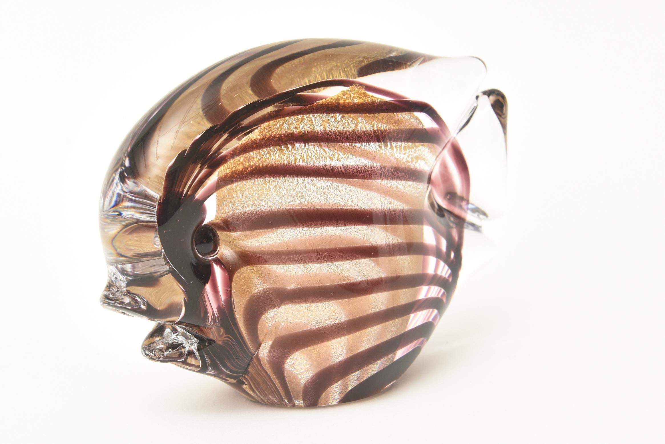 This vintage Italian Murano Barovier E Toso small glass bow fish sculpture paperweight sculpture have the colors of stripes of aubergine, purple and gold with gold aventurine interspersed against the clear. Blow fish bring good luck to your home and