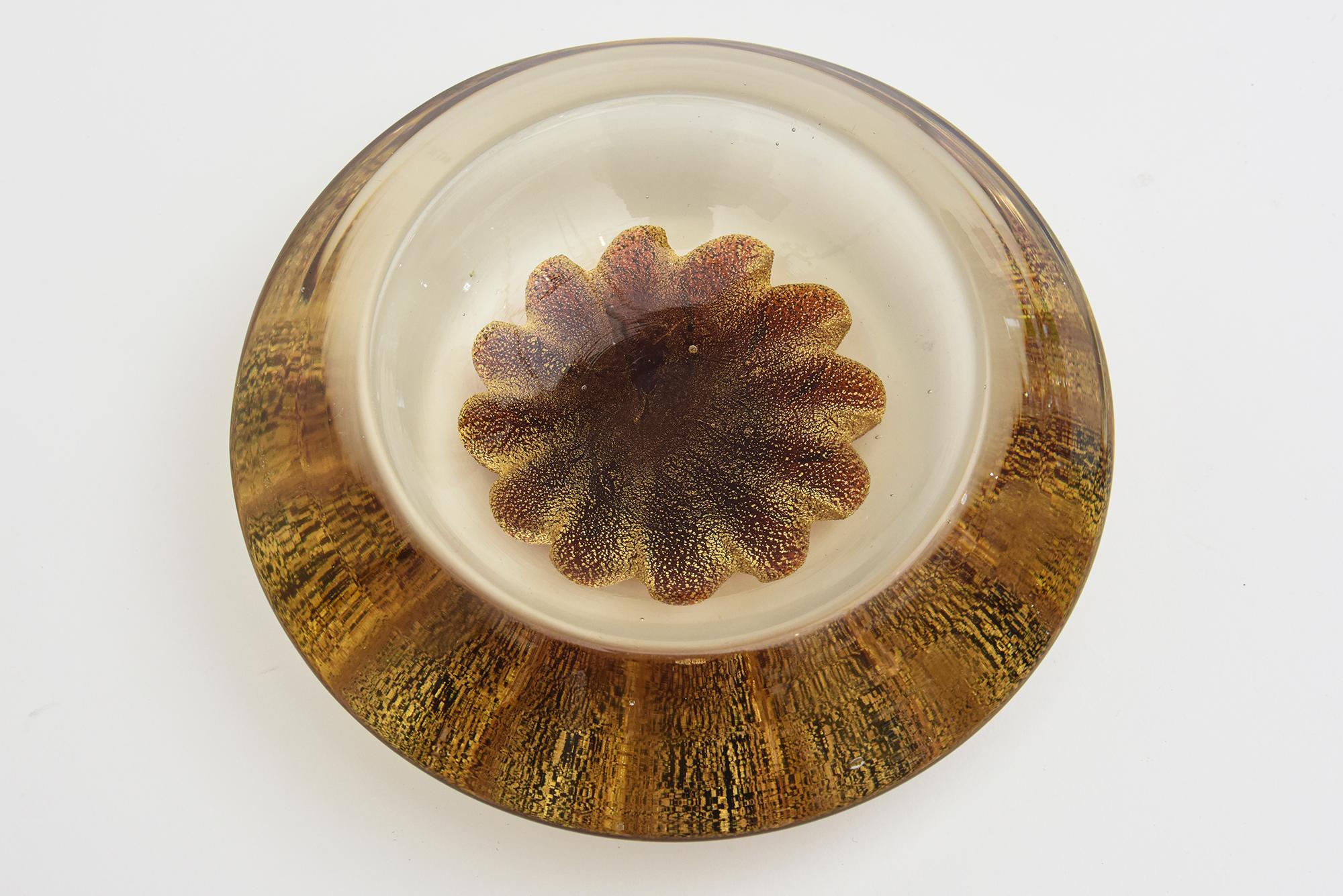 Diese atemberaubende und seltene Schale aus mundgeblasenem italienischem Murano-Glas stammt von den Meistern der Glasbläserei Barovier e Toso. Es ist Mitte des Jahrhunderts modern und aus den 50er Jahren. Die Glasschale hat eine Blume aus Glas in