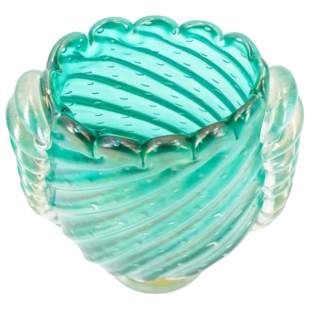 Grand vase en verre de Murano transparent bleu turquoise vert fait à la main.
Réalisé avec la technique Bullicante, qui consiste à introduire des bulles d'air dans l'épaisseur du verre, et la technique Aventurina, qui consiste à incorporer de