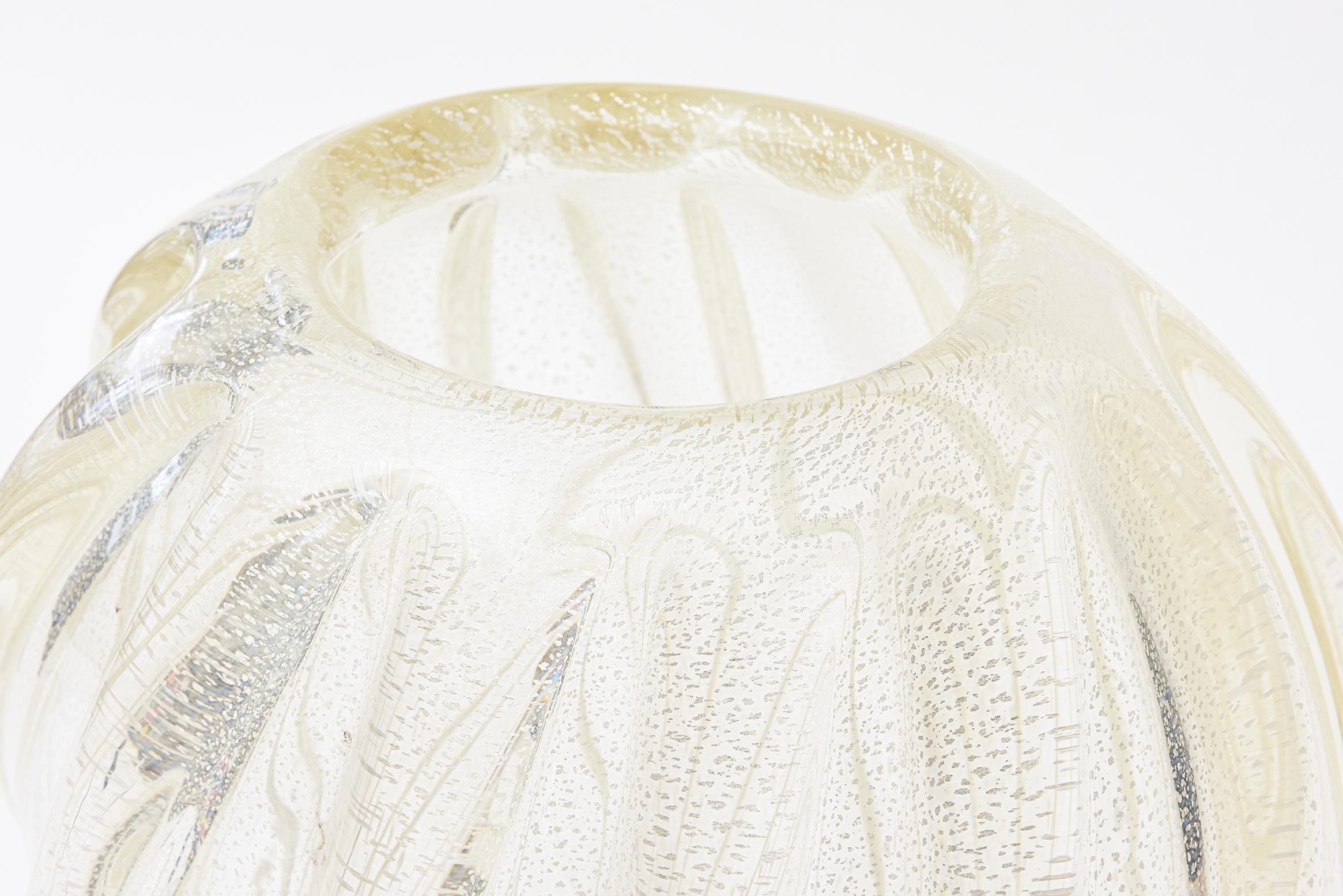 Barovier e Toso Murano Ribbed Glass Vase with Silver Foil Aventurine Midcentury In Good Condition In North Miami, FL