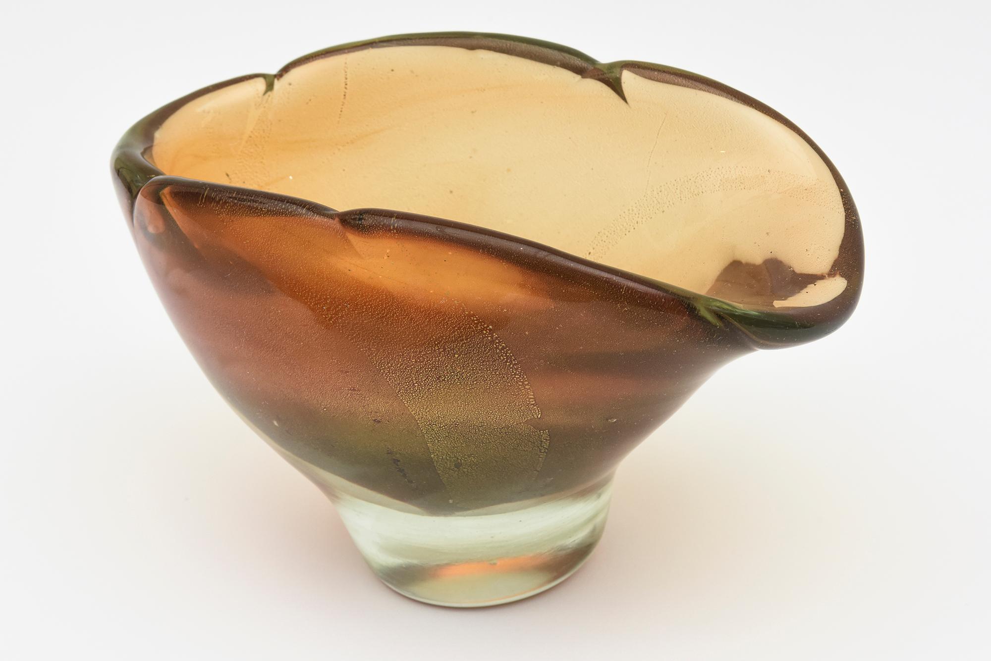 Mid-Century Modern Barovier e Toso Murano Thick Walled Amber Green and Gold Aventurine Glass Bowl For Sale
