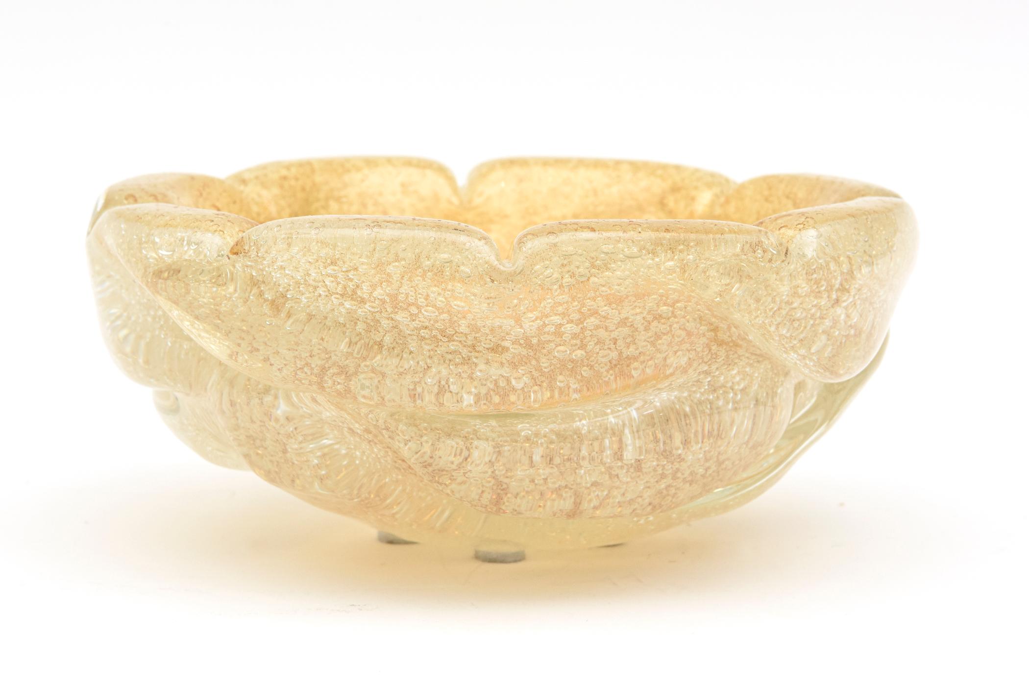 Mid-Century Modern Barovier e Toso Murano Triple Cased Chunky Pulegoso Bubbled Glass Bowl Vintage For Sale