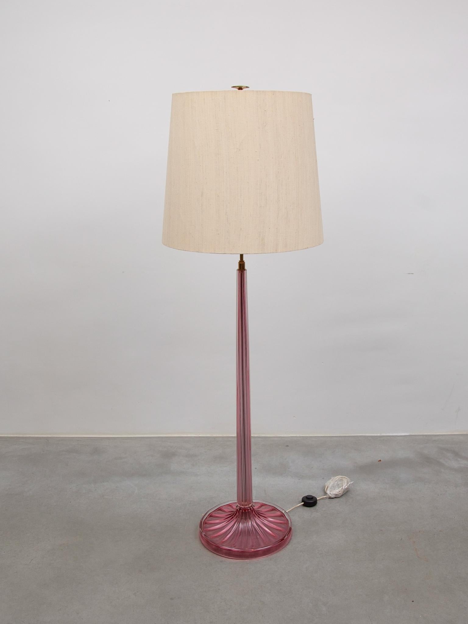 Barovier e Tosso Pink Art Glass Floor Lamp, Murano Blown Glass, 1950s, Italy In Good Condition For Sale In Antwerp, BE