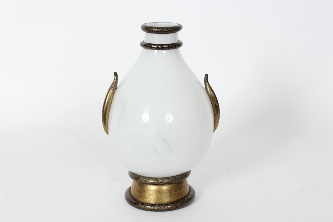 Ercole Barovier ha maneggiato un vaso in vetro di Murano bianco e nero e oro. Caratterizzato da un vetro di Murano bianco traslucido soffiato a mano, dettagli applicati a spirale neri con inclusioni dorate, due manici a forma di foglia, una base