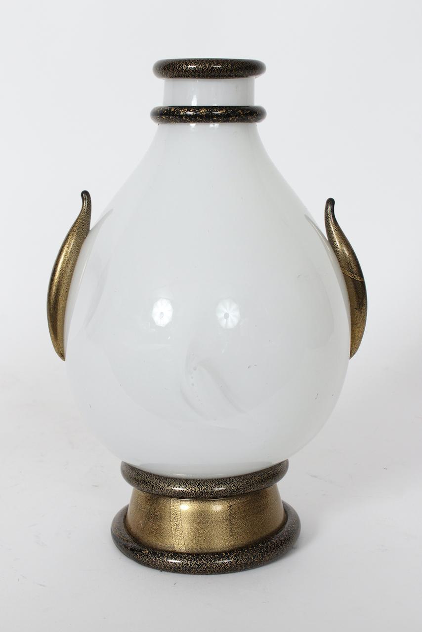 Barovier&Toso Vaso di Murano Vaso bianco e nero con inclusioni d'oro, CIRCA 1980 In condizioni buone in vendita a Bainbridge, NY