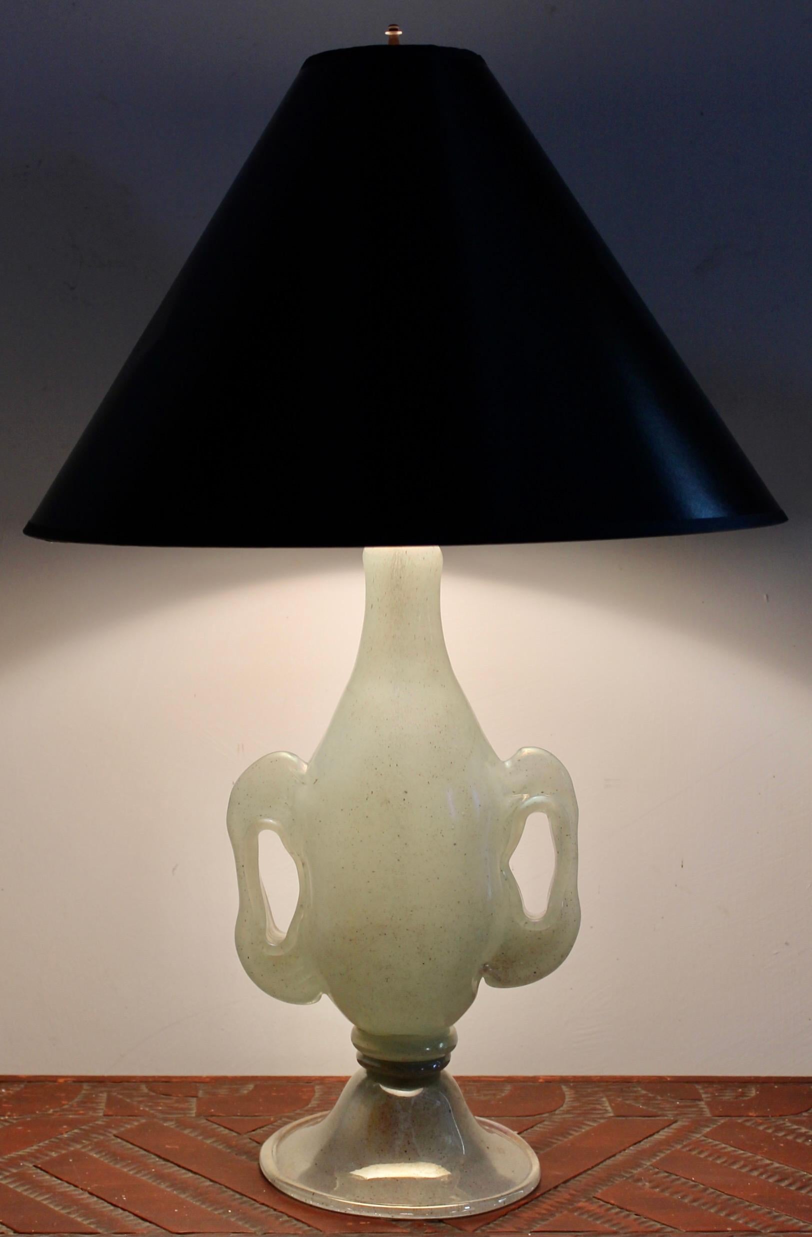 Important iridized Murano midcentury table lamp by Ercole Barovier, Barovier & Toso. Measures: height 16