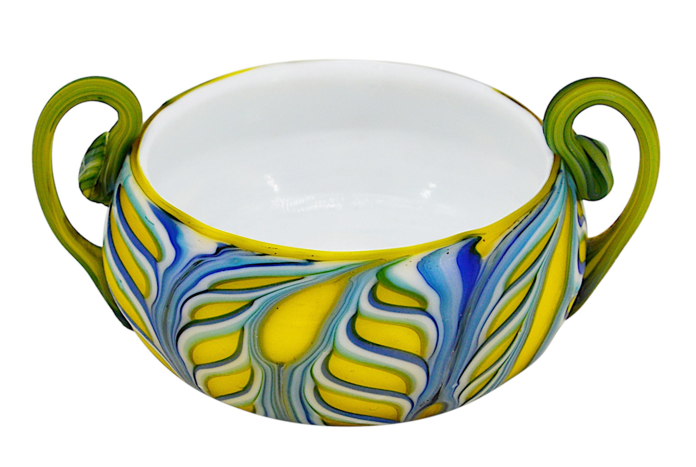 Fenicia-Schale von Barovier, Murano, ca. 1900. Geblasenes Doppelglas. Gelbes, blaues, grünes und weißes Glas. 2 heiß aufgetragene Griffe. Maße: Höhe: 4cm (1.6