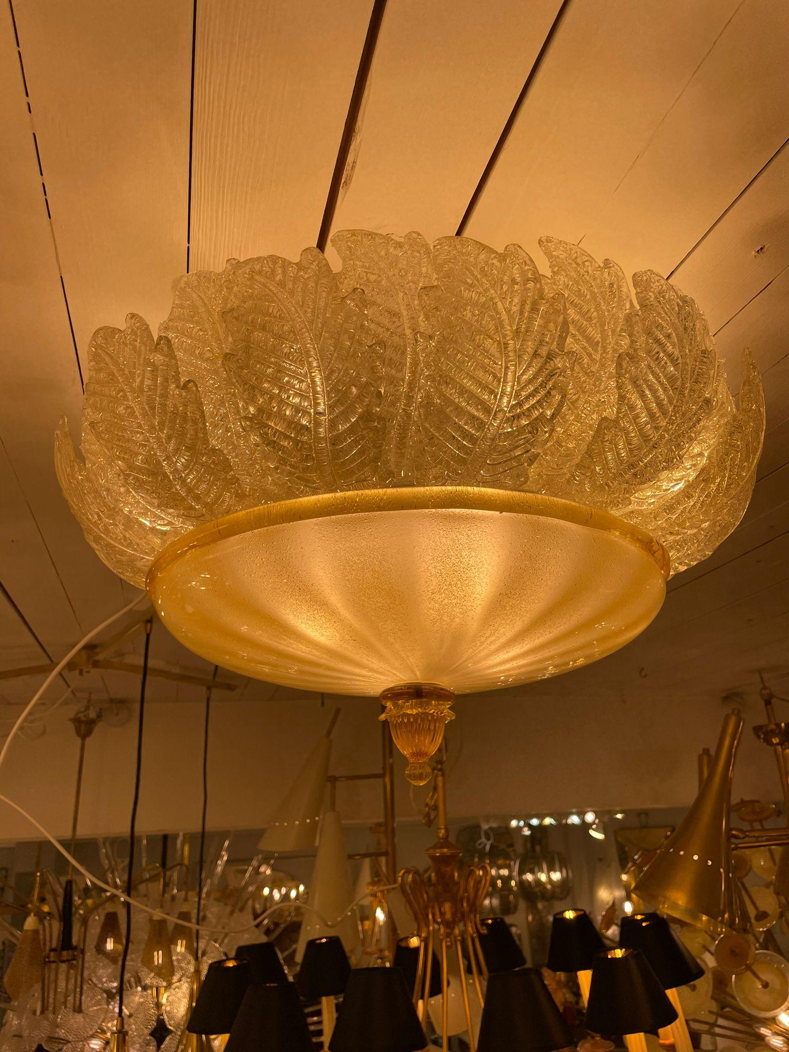 Fantastische und fabelhafte Barovier und Toso Murano Italien Kunstglas Deckenleuchte. Die seltene Lampe besteht aus 28 mundgeblasenen, blattförmigen, goldenen Pulverglasscheiben und einem riesigen Glas als Boden. Diese Schönheit hat das Aussehen
