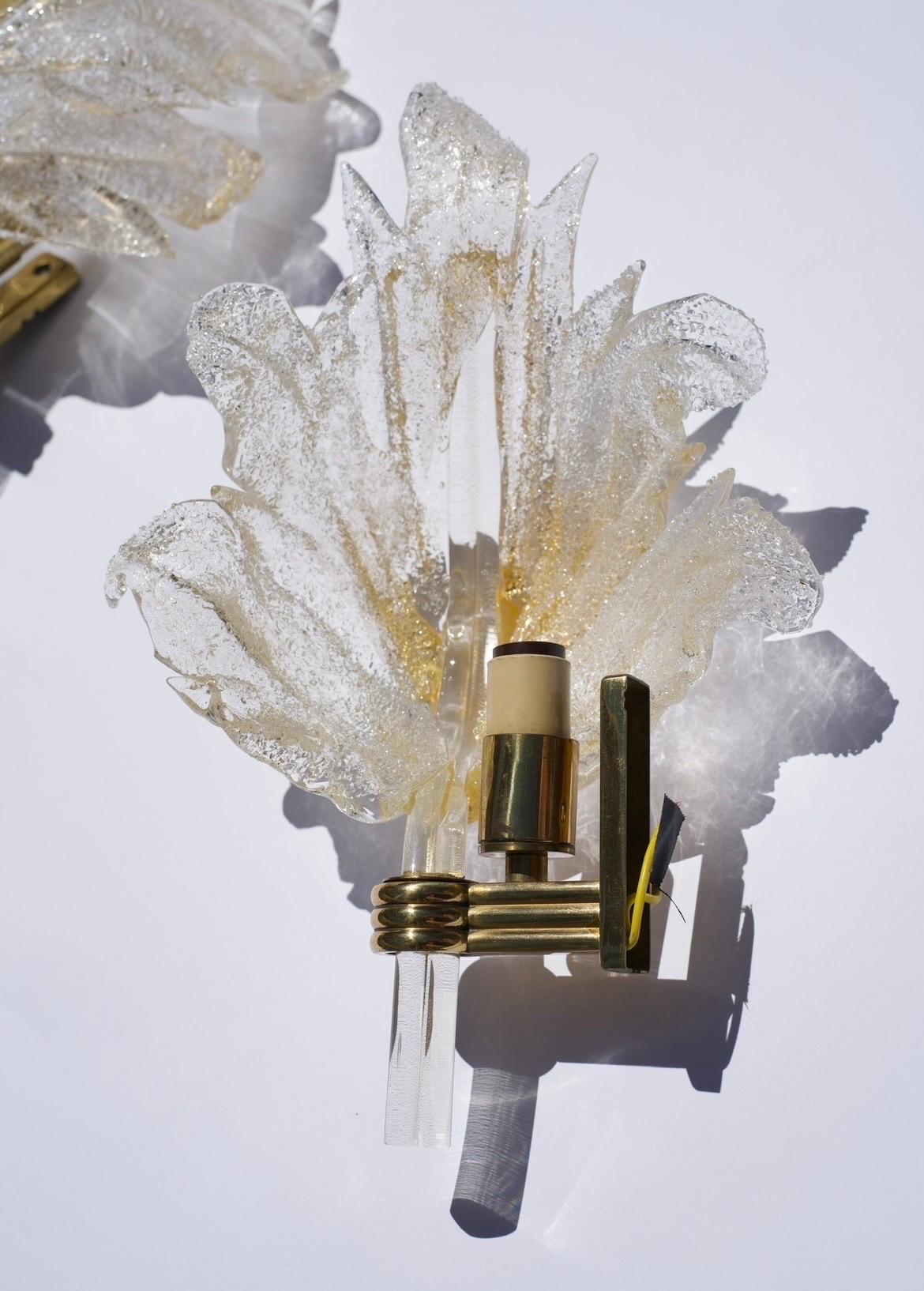 Coppia di appliques Barovier in ottone e vetro Italia 1950.
Struttura in ottone che ospita una singola lampadina a candelabro.
Paralume in vetro a forma di foglia in vetro chiaro con intarsi in oro a foglia sostenuti dalla cornice.
La coppia ha