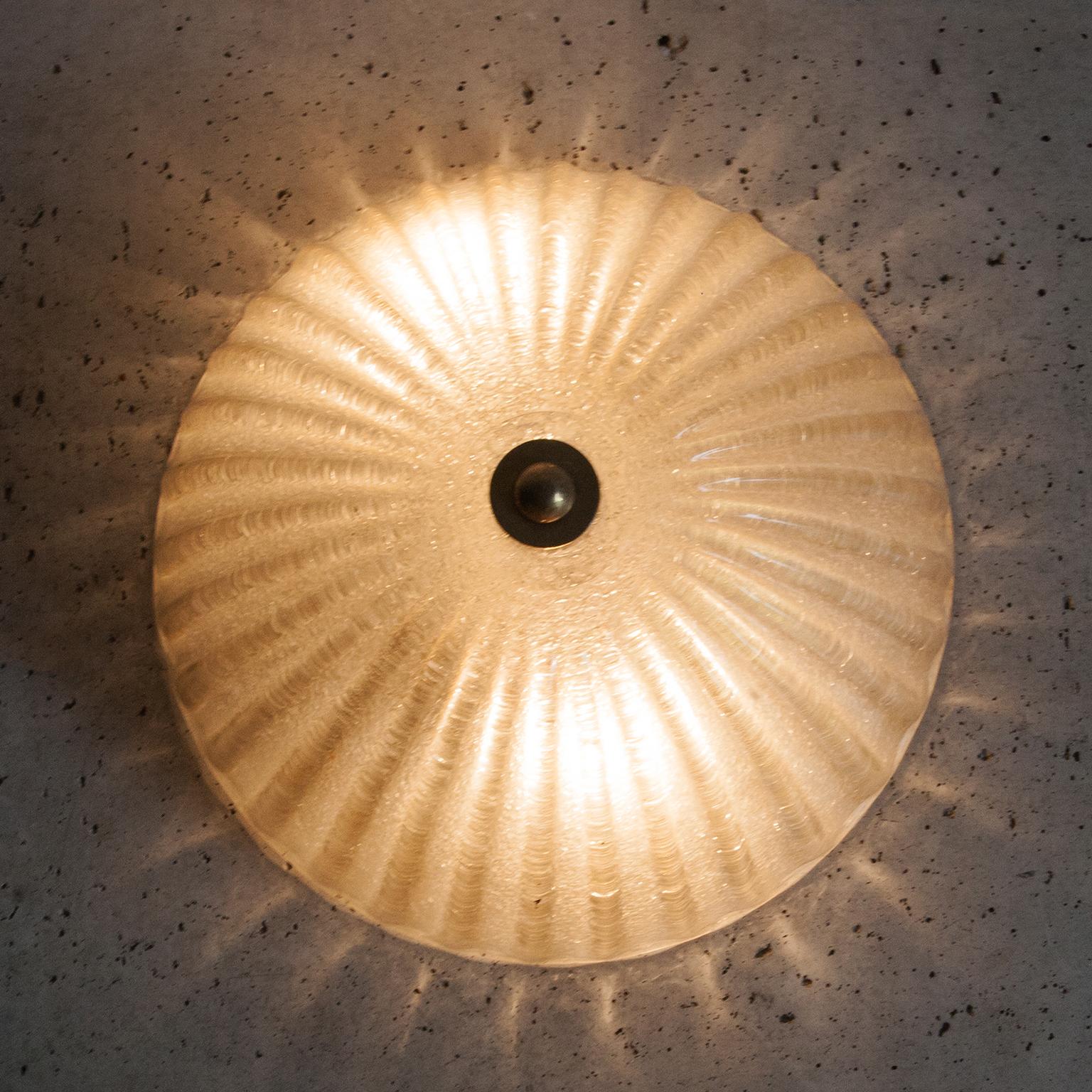 Vintage Barovier and Toso Murano art glass flush mount wall light, with golden powder round glass shade on a brass base. Especially when lit it gives a warm glow. Three E 14 sockets inside and in excellent vintage condition.