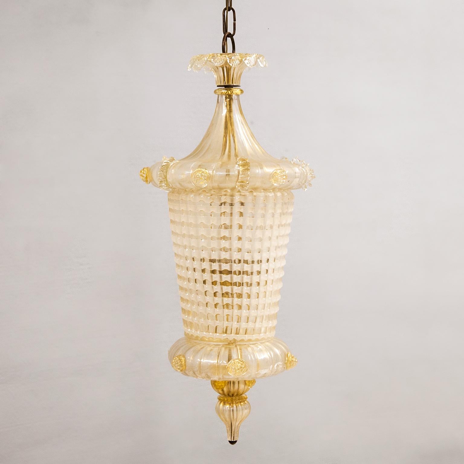 Elegant pendant lamp made by Ercole Barovier in Ruggia technique by a patent from Barovier in the 1930s. The glass frame is scalloped with infused gold leaf.

