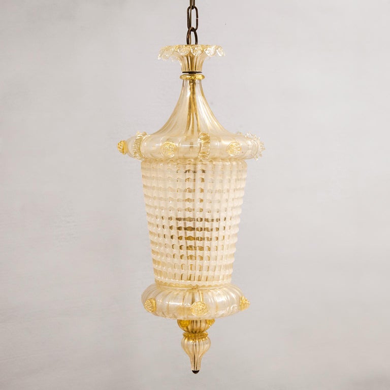 Elegant pendant lamp made by Ercole Barovier in Ruggia technique by a patent from Barovier in the 1930s. The glass frame is scalloped with infused gold leaf.

