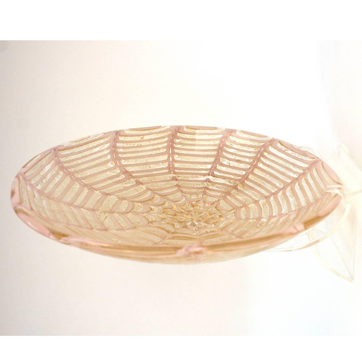 A 1950s Graffito Murano glass charger bowl in pink and 24-karat gold, made by Barovier. Unsigned.