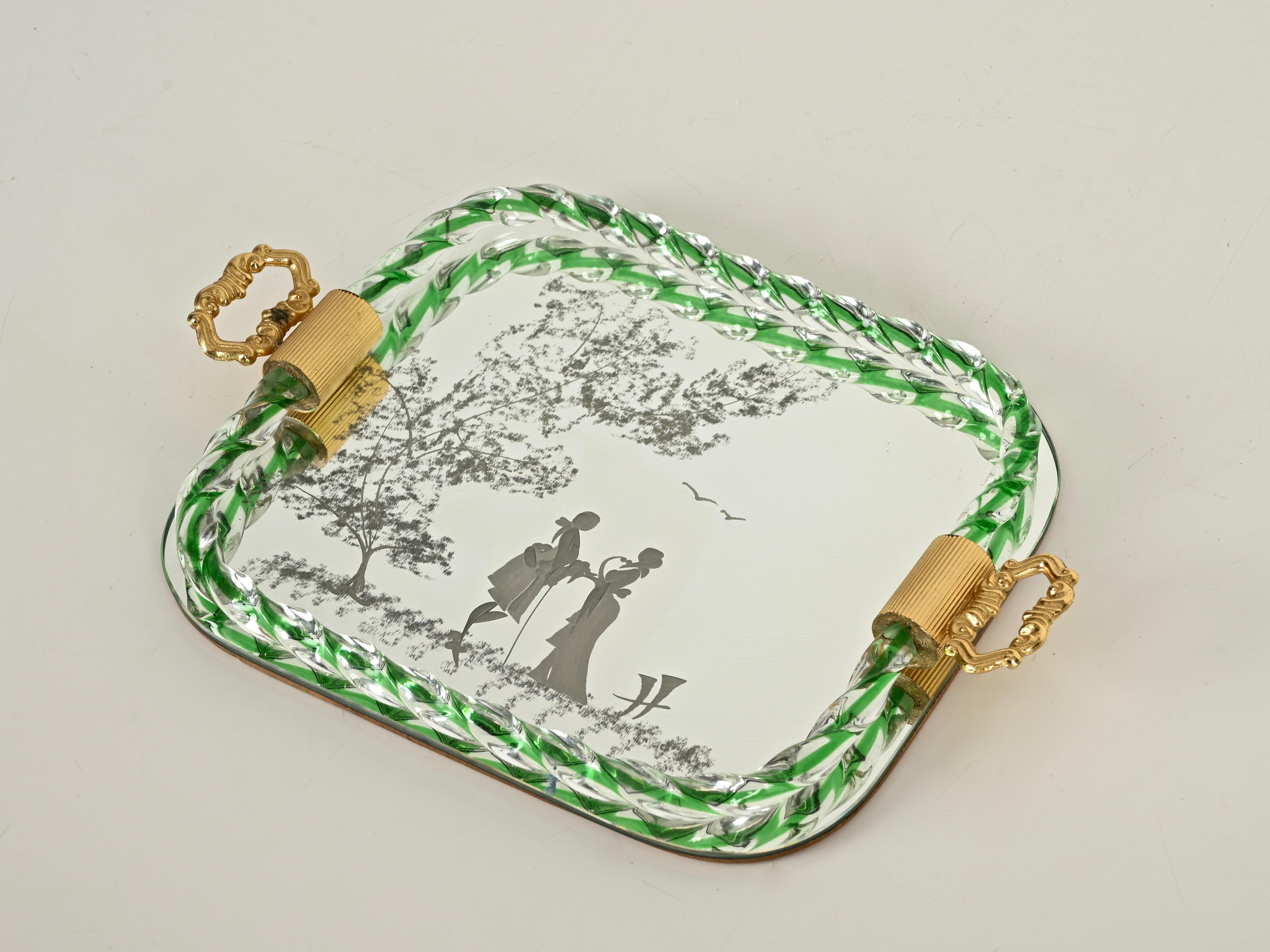Wunderschönes, kleines, rechteckiges Serviertablett aus mundgeblasenem, gedrehtem grünem Murano-Glas, geätztem Spiegel und vergoldeten Metallgriffen. Dieses bezaubernde Stück wurde in den 1940er Jahren in Italien von dem Meister des Murano-Glases