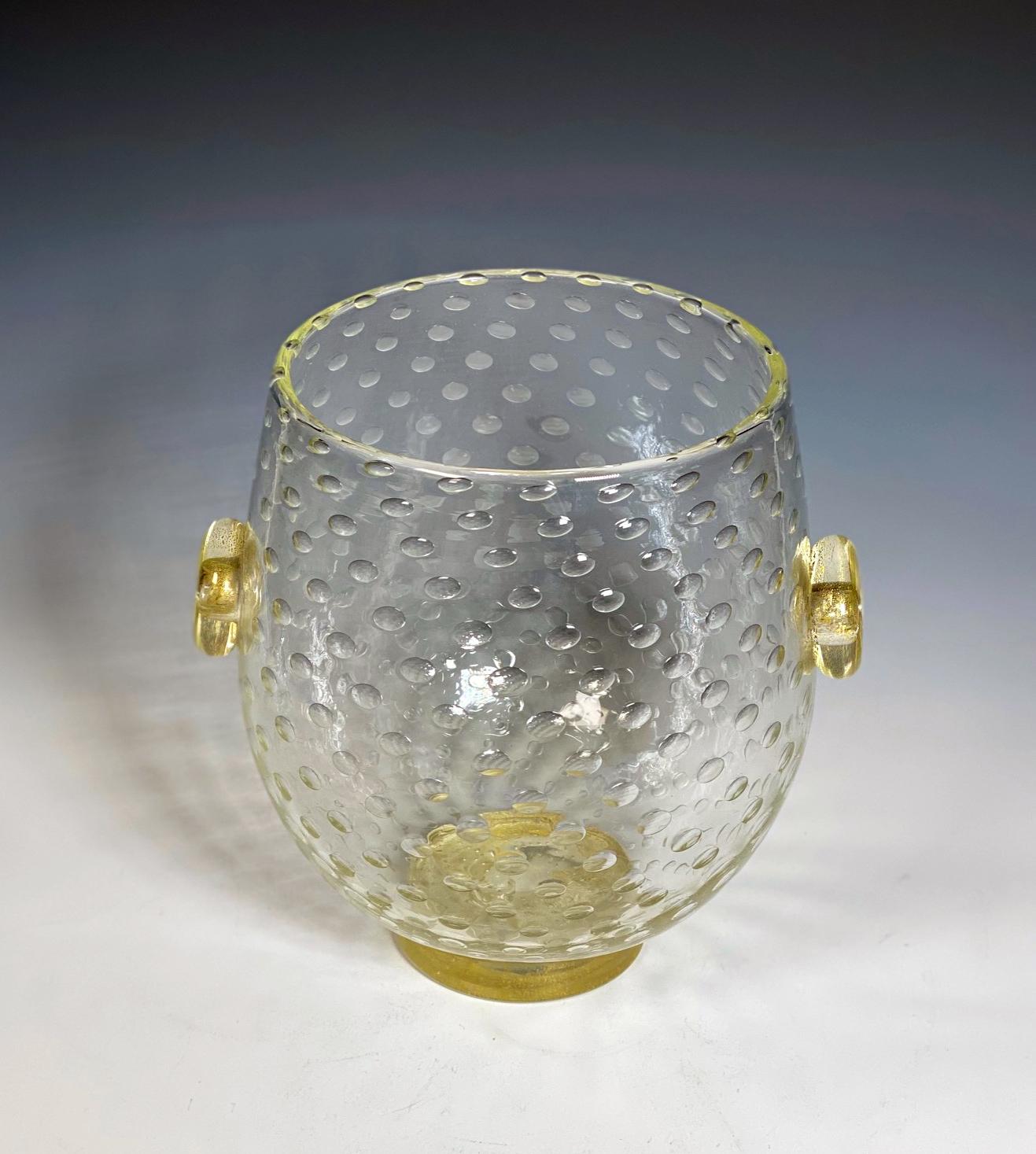 Si tratta di un raro esempio di vaso in cristallo soffiato a mano Barovier e Toso 