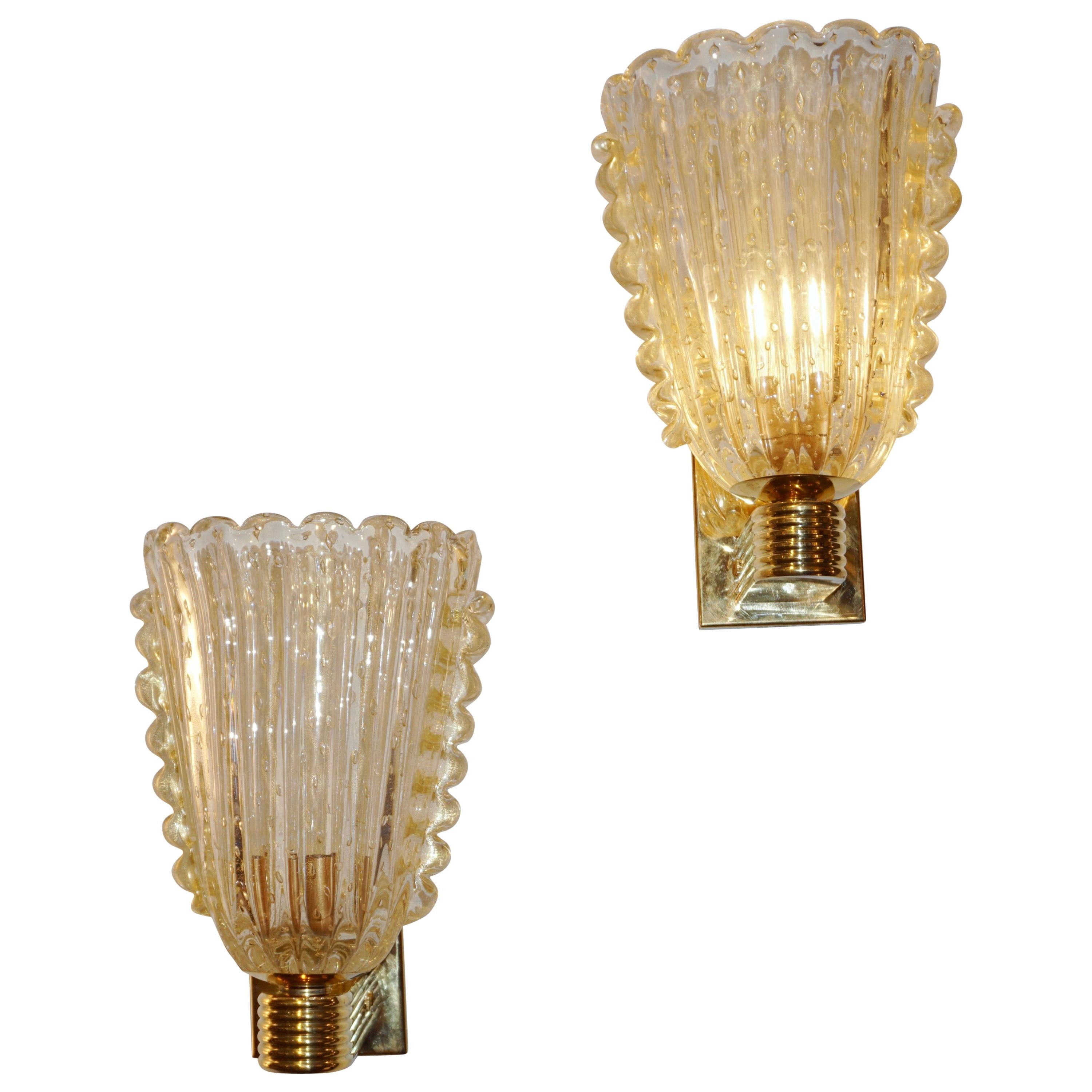 Venetian pair of wall lights of modern organic design, with Art Deco Design, entirely handcrafted in Murano (Italy), the scalloped edge bowls in high-quality crystal blown Murano glass, in Barovier style, decorated with the Pulegoso technique: big